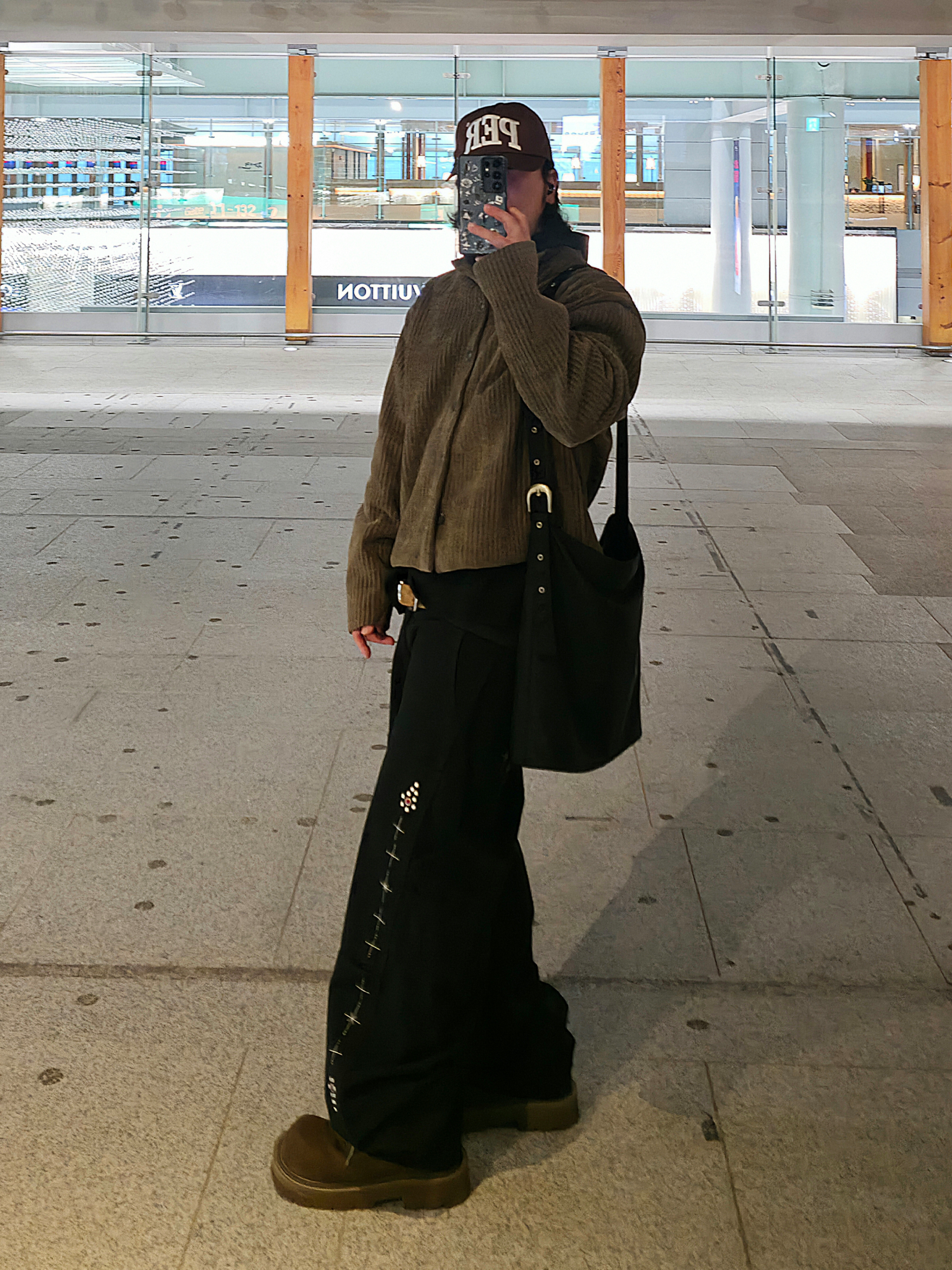 Aoiro Fake Stud Cutted Double Knee Pants Denim Black, SOULESURES BOLD BELUGA Espresso Brown 착용 스타일 - 5
