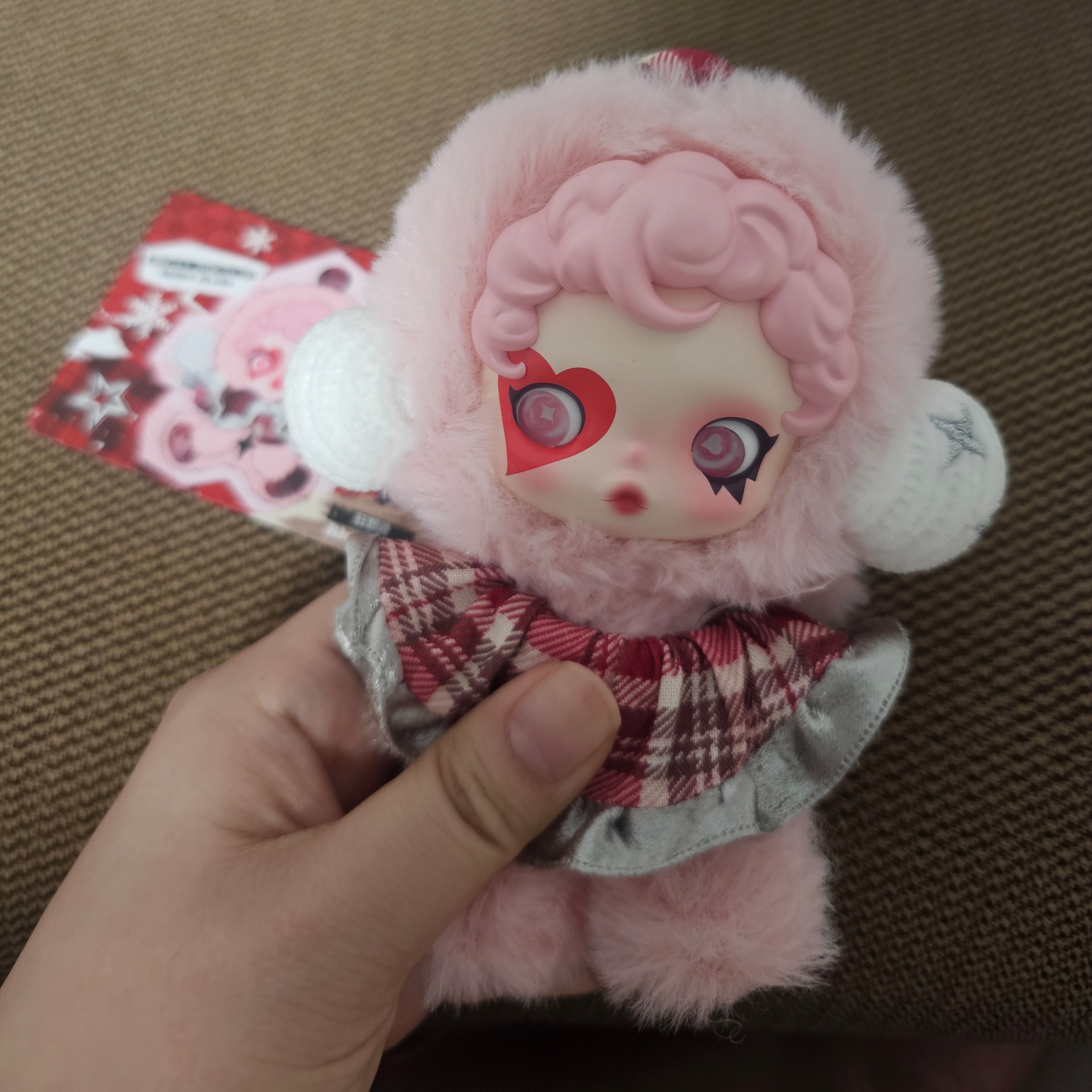 Pop Mart Skullpanda Winter Symphony Series Keyring Sealed Case (1 Blind Box) 착용 스타일