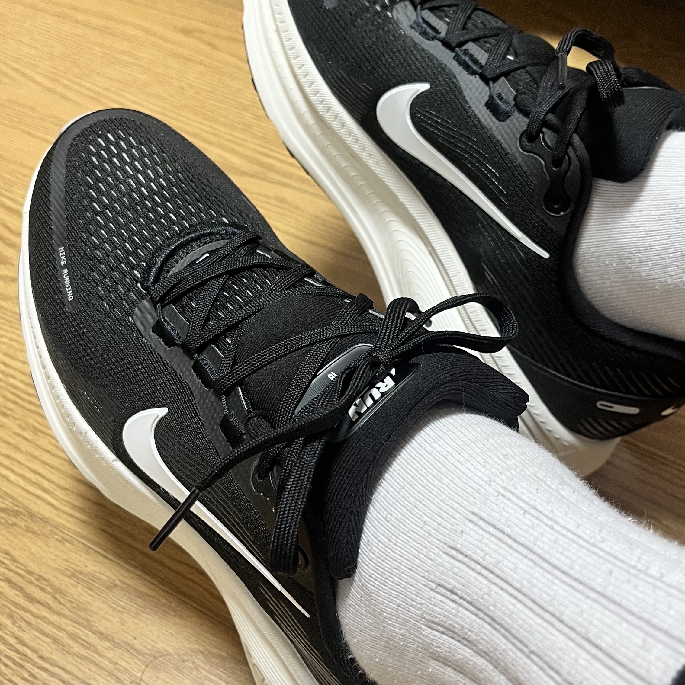 Nike Vomero 18 Black Coconut Milk 착용 스타일