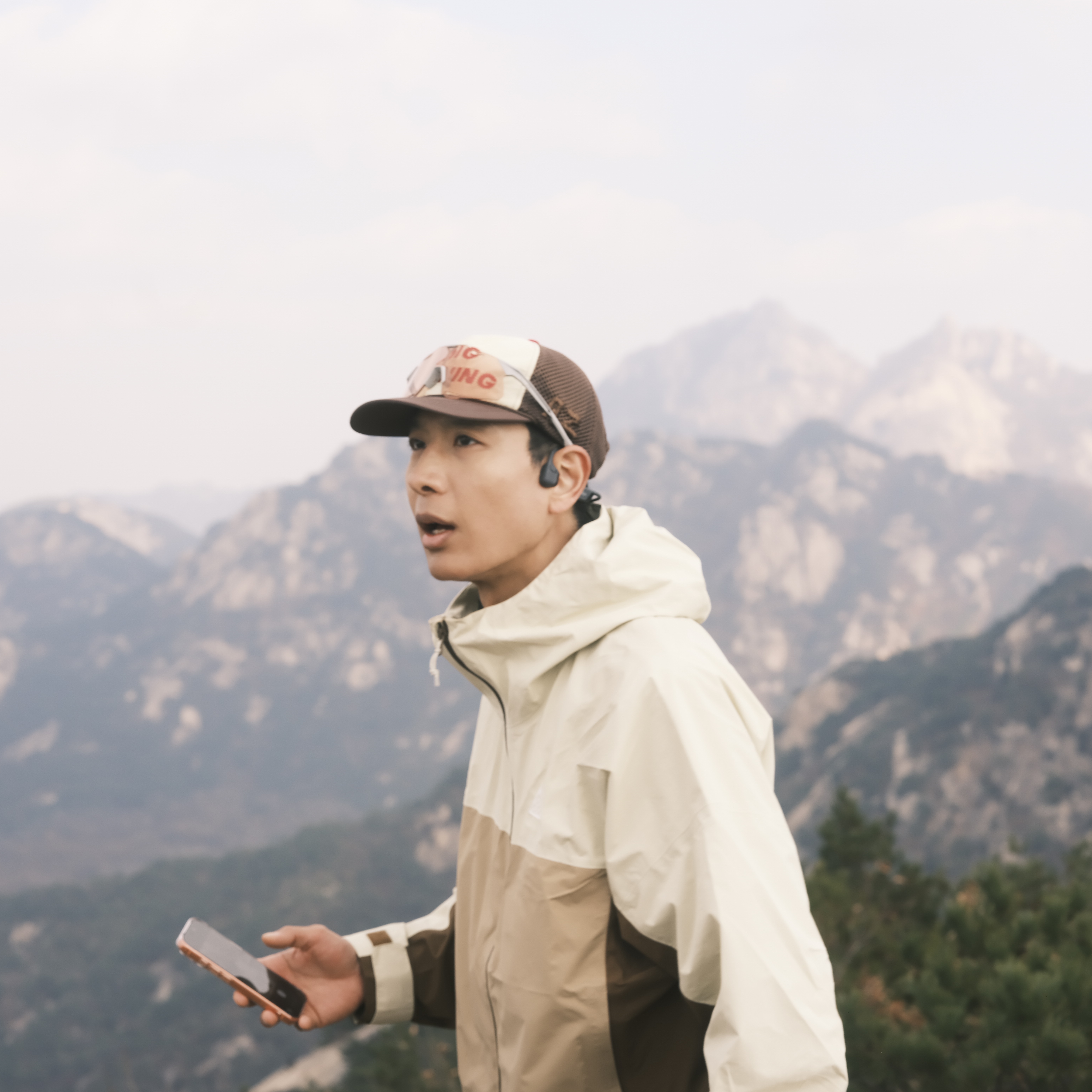 Alex Zono I Dig Running Trucker Hat OG Brown, Nike ACG Morpho Storm-Fit ADV Rain Jacket Light Khaki Parachute Beige - Asia 착용 스타일