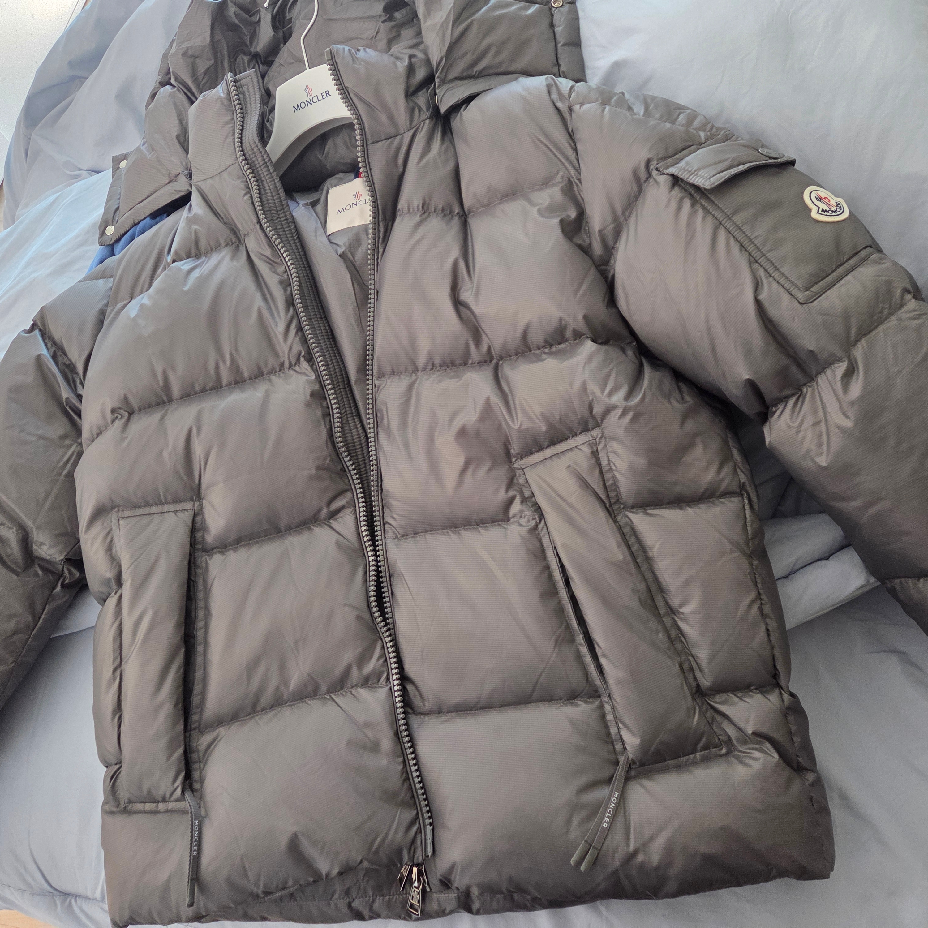 Moncler Couyere Hooded Short Down Jacket Grey - 25FW 착용 스타일