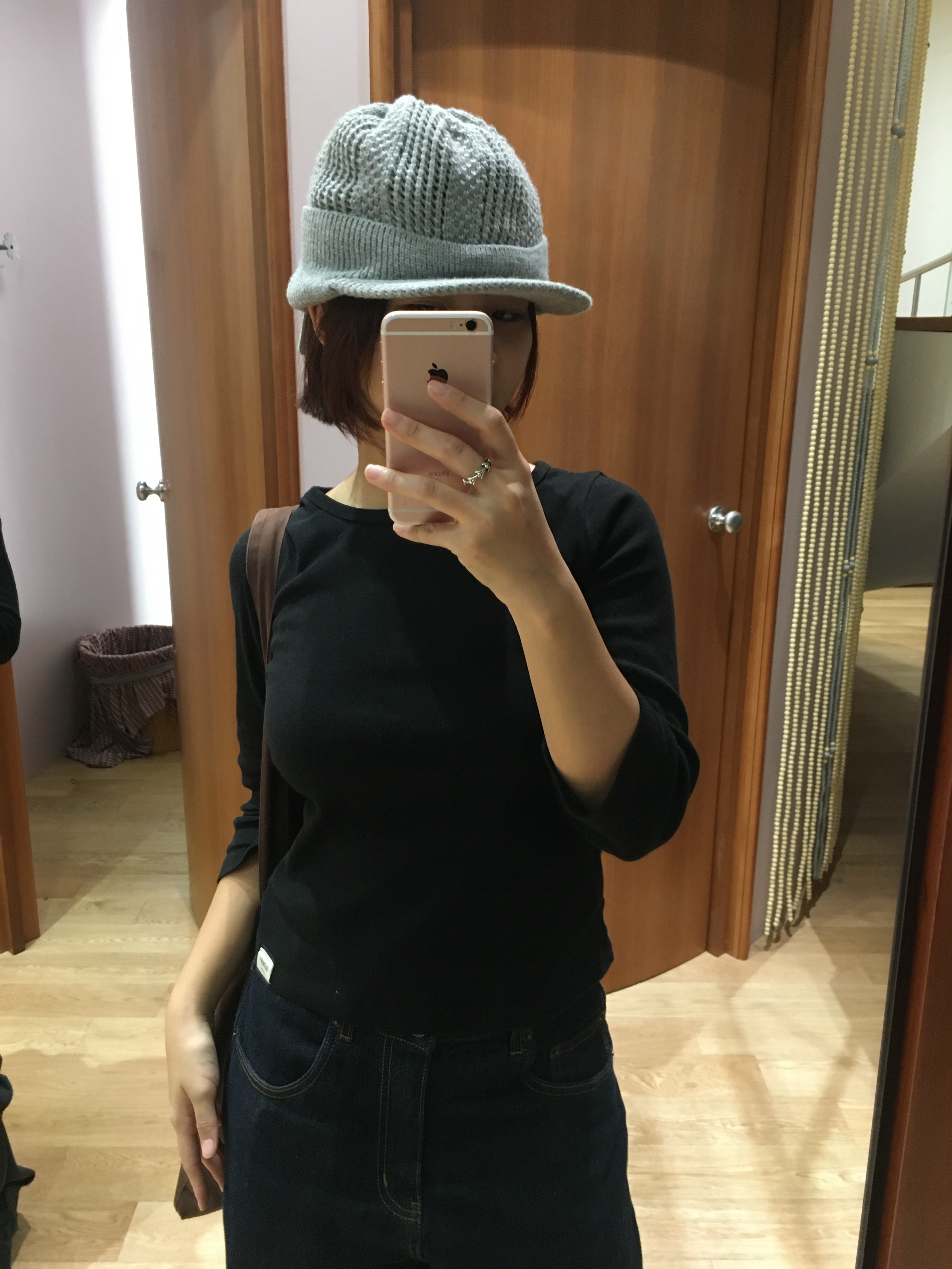 COYSEIO Coy Visor Crochet Beanie Melange Grey 착용 스타일