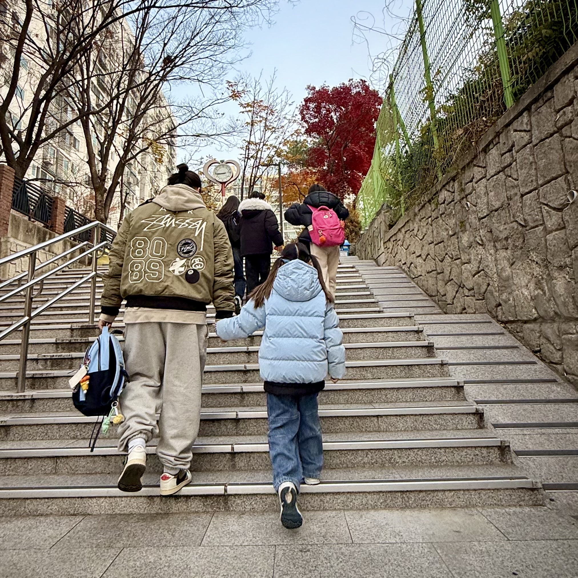Nike x Stussy Reversible Jacket Medium Olive (FJ9153-222), Nike x Stussy Fleece Pants Grey Heather (FN5231-050) 착용 스타일 - 1