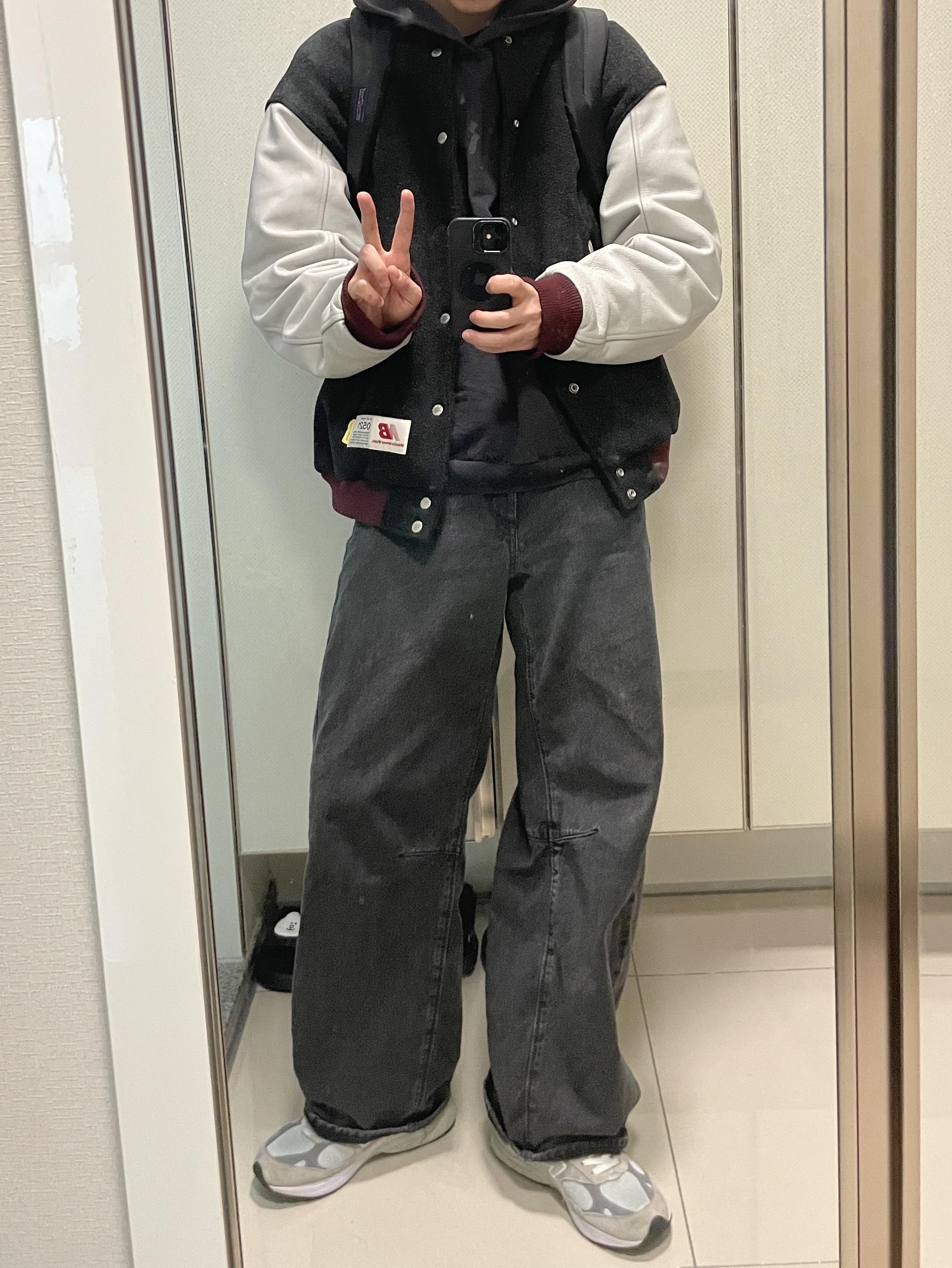 New Balance x Thisisneverthat Varsity Jacket Charcoal, Yeezy x Gosha Rubchinskiy Tribune Herald HD-01 Hoodie Charcoal 착용 스타일