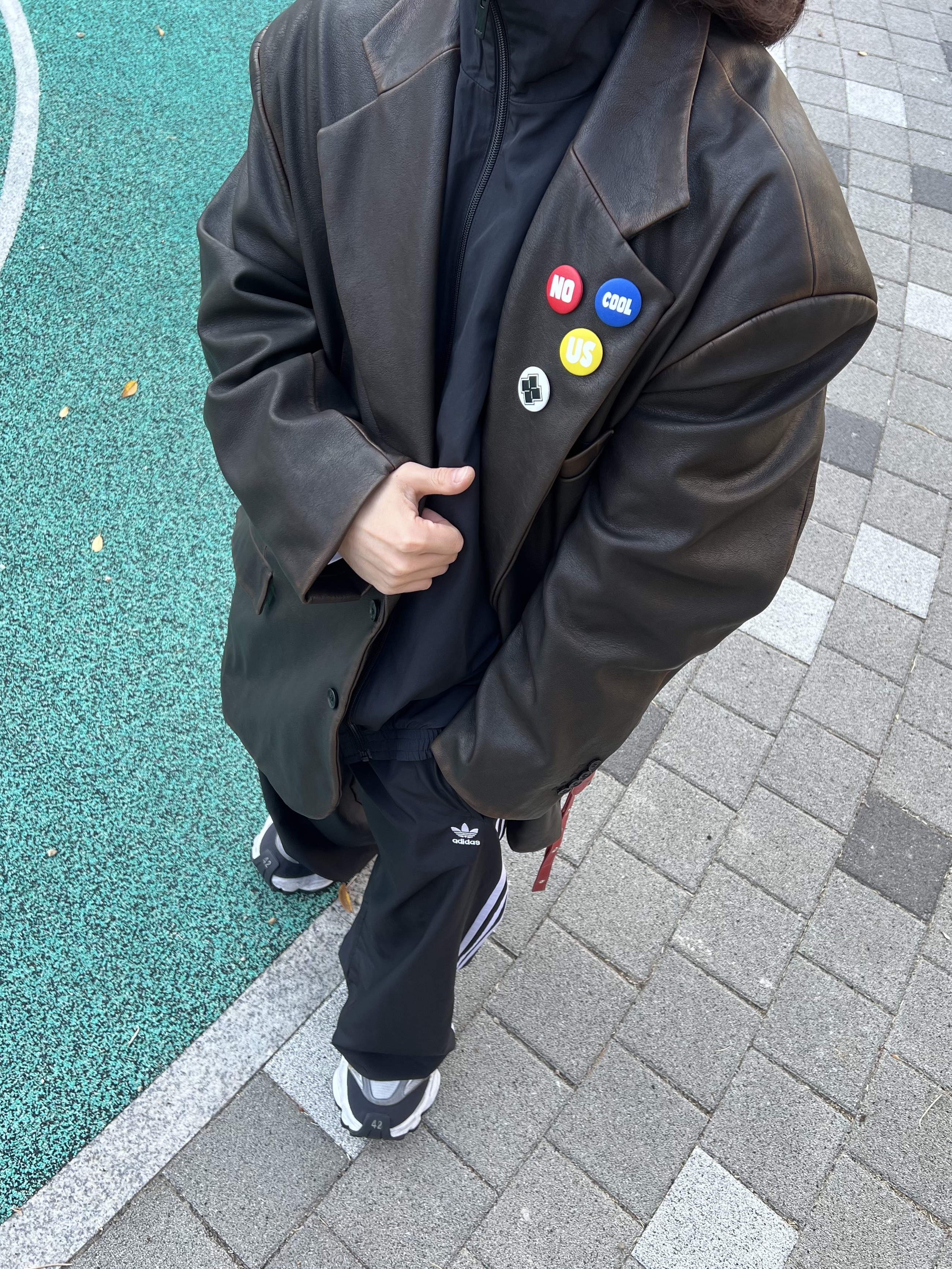 Balenciaga Cargo Sneakers White Grey, (W) Adidas Adilenium Season 3 Oversized Track Pants Black - KR Sizing 착용 스타일 - 4