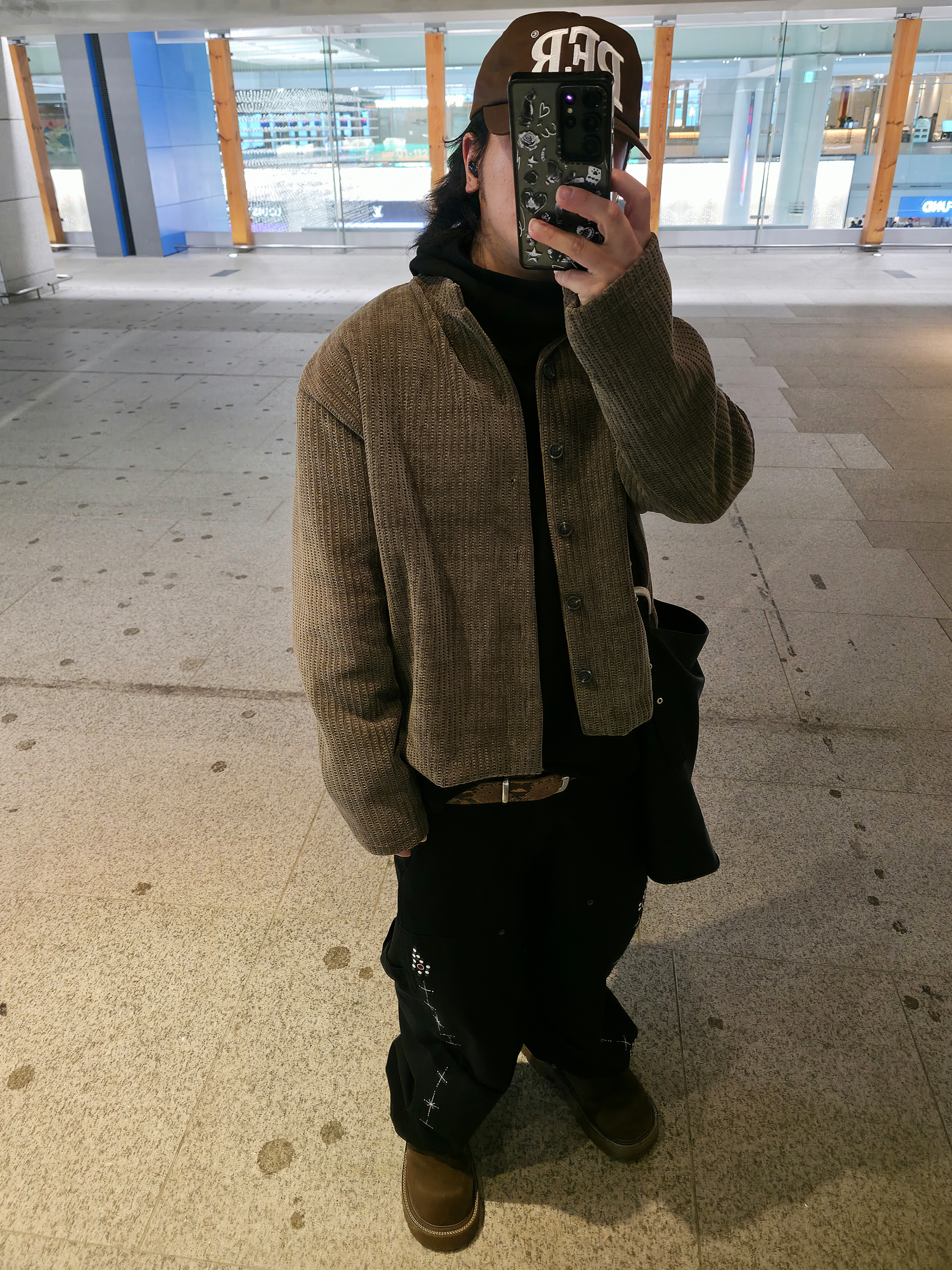 Aoiro Fake Stud Cutted Double Knee Pants Denim Black, SOULESURES BOLD BELUGA Espresso Brown 착용 스타일 - 8
