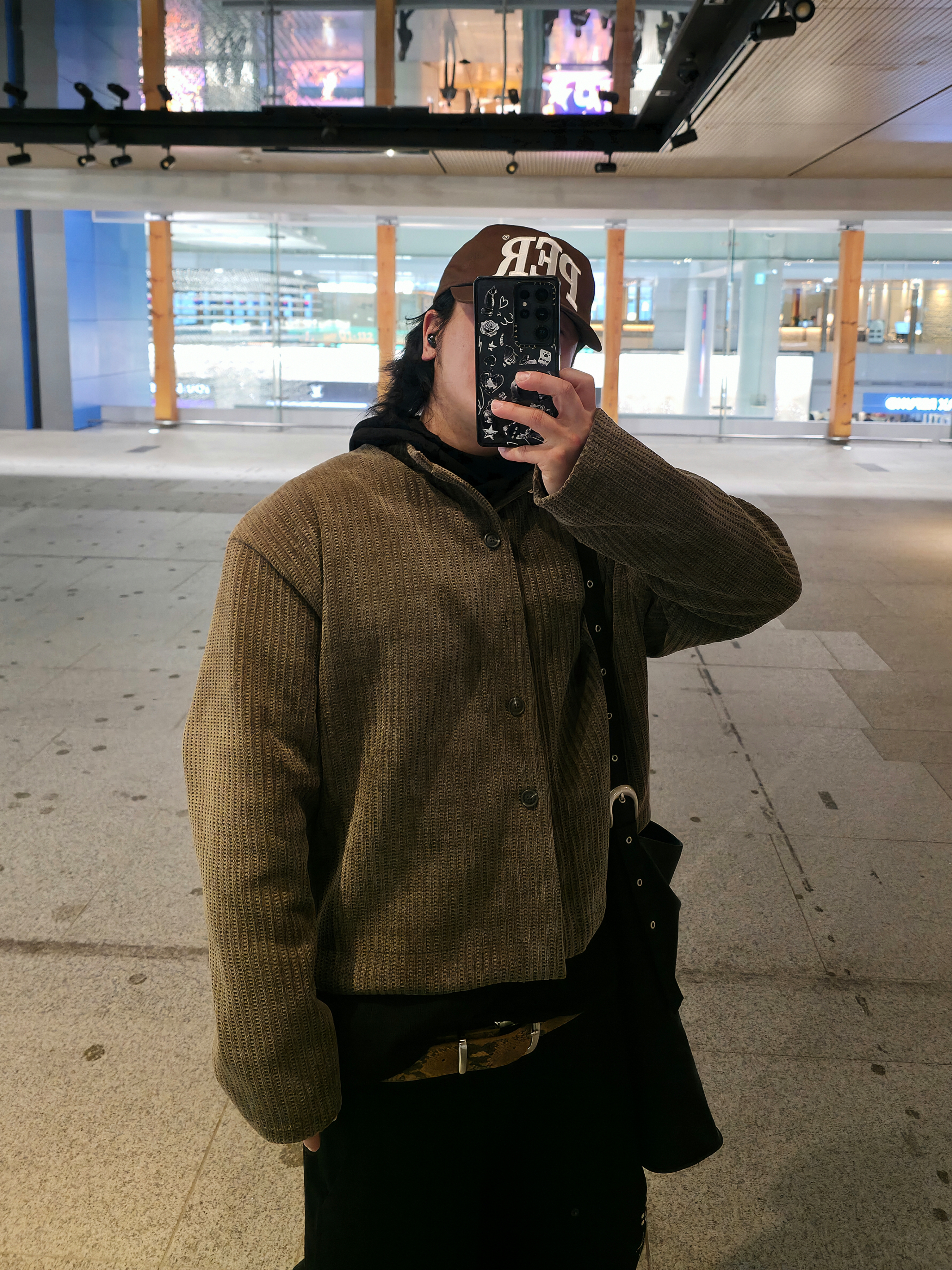 Aoiro Fake Stud Cutted Double Knee Pants Denim Black, SOULESURES BOLD BELUGA Espresso Brown 착용 스타일 - 9