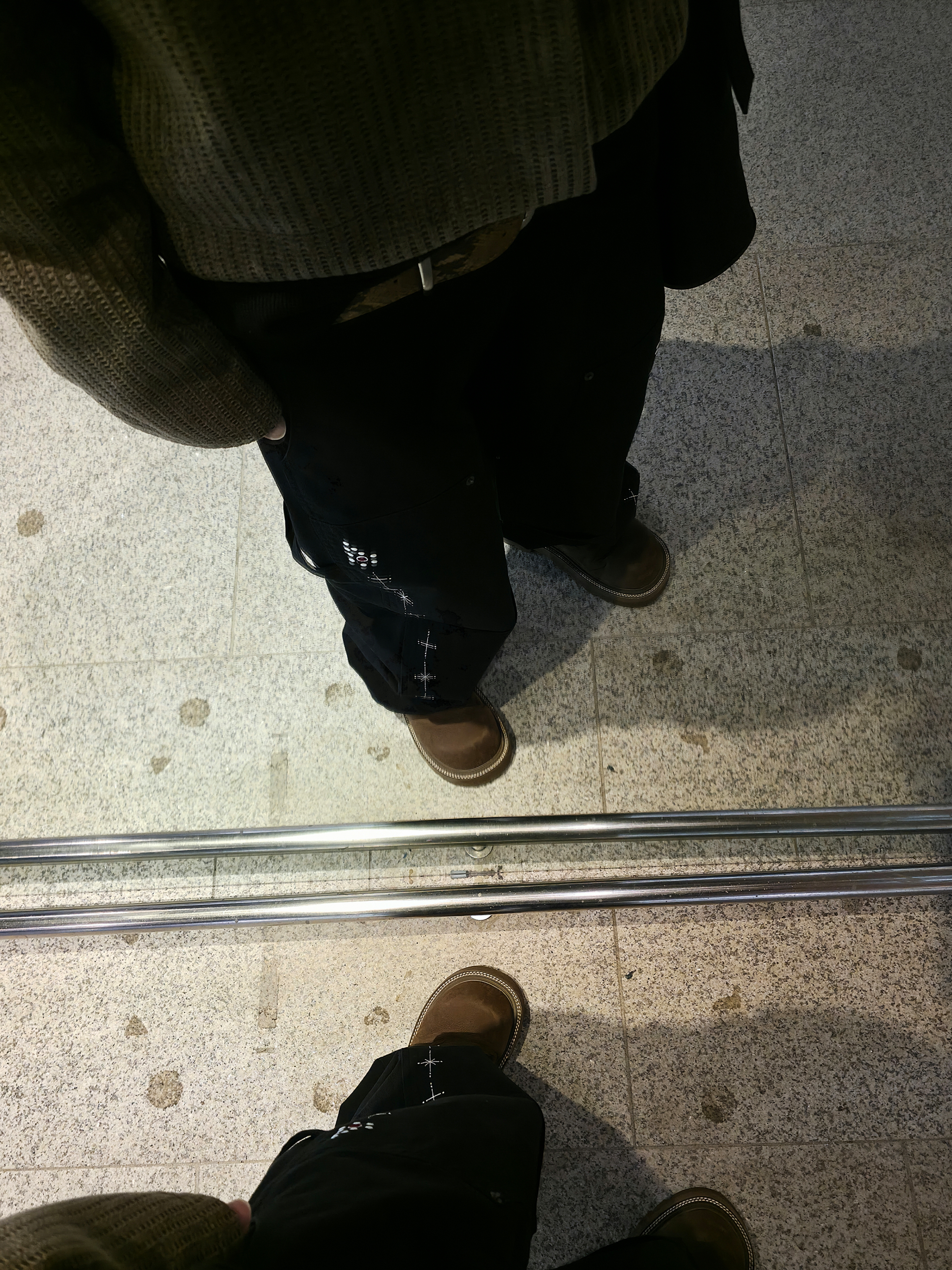 Aoiro Fake Stud Cutted Double Knee Pants Denim Black, SOULESURES BOLD BELUGA Espresso Brown 착용 스타일 - 10