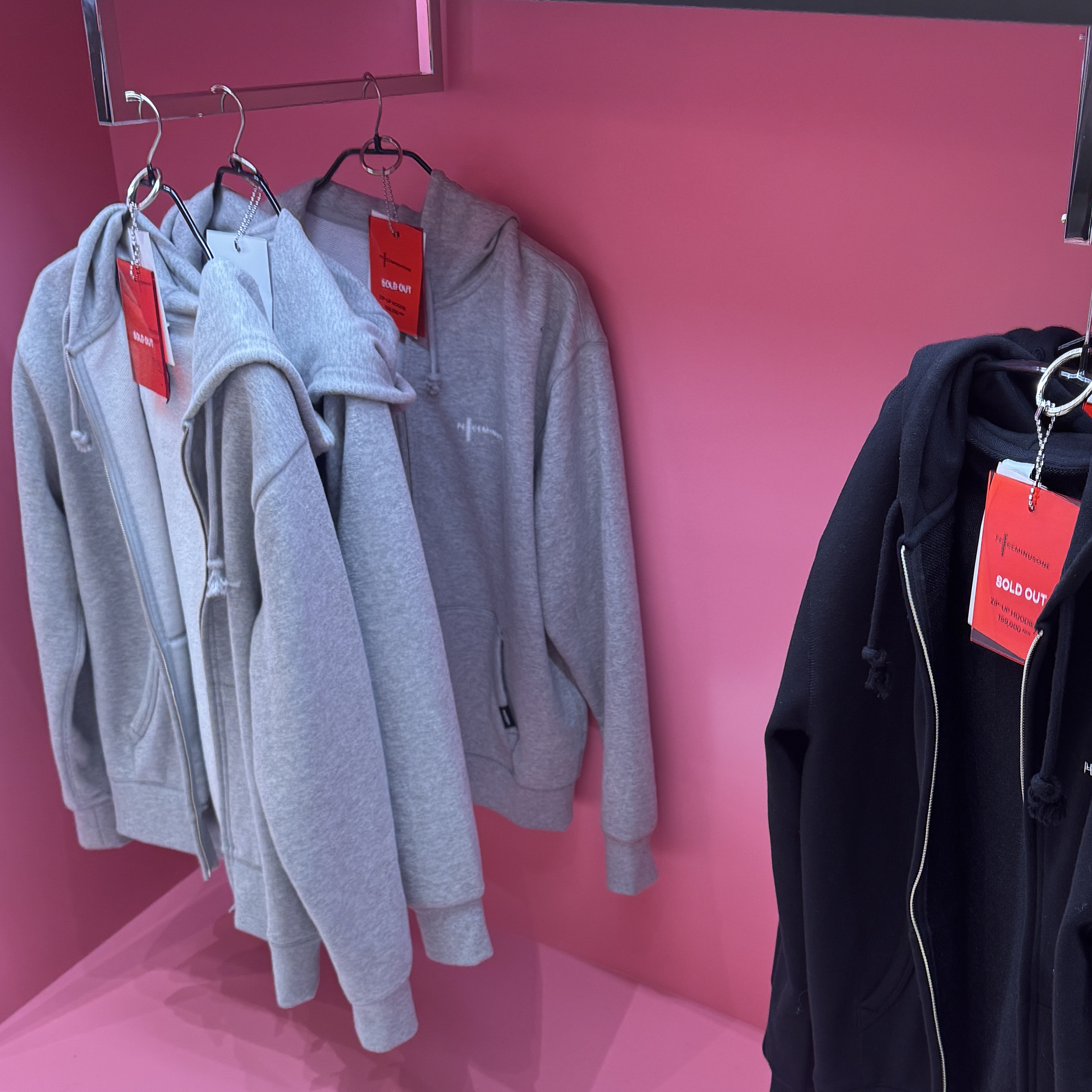 Peaceminusone x 2025 MAMA Awards Peacemamaone Zip Up Hoodie Grey 착용 스타일