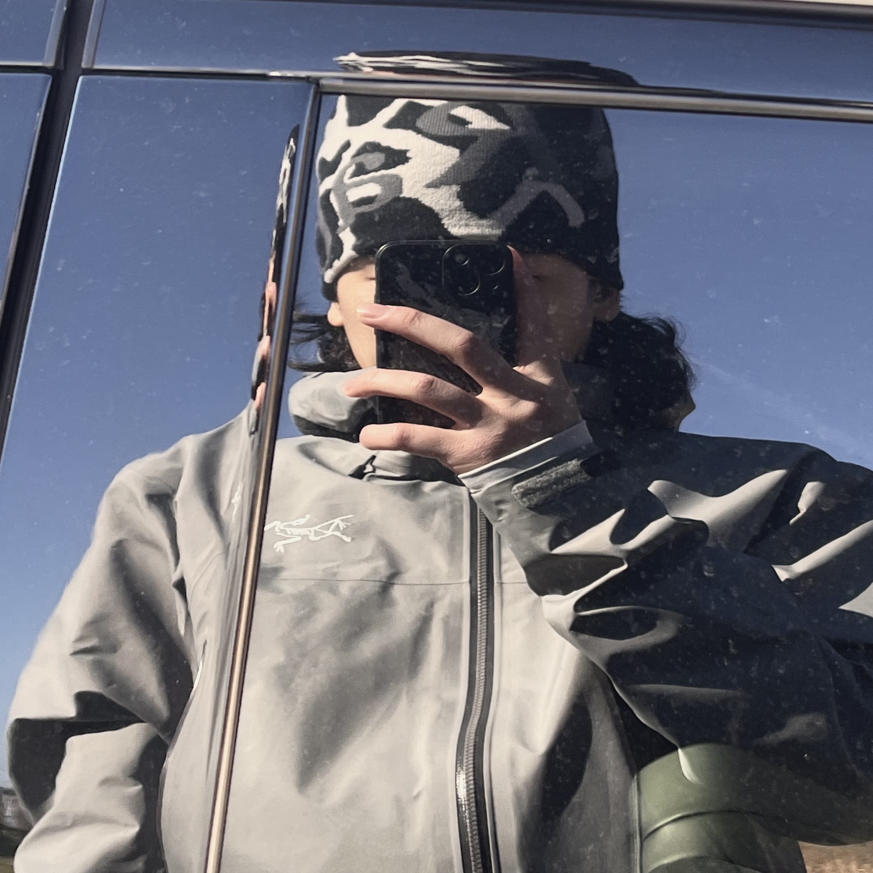 Rab x Gramicci Logo Beanie Black, Arc'teryx Beta SL Jacket Void 착용 스타일