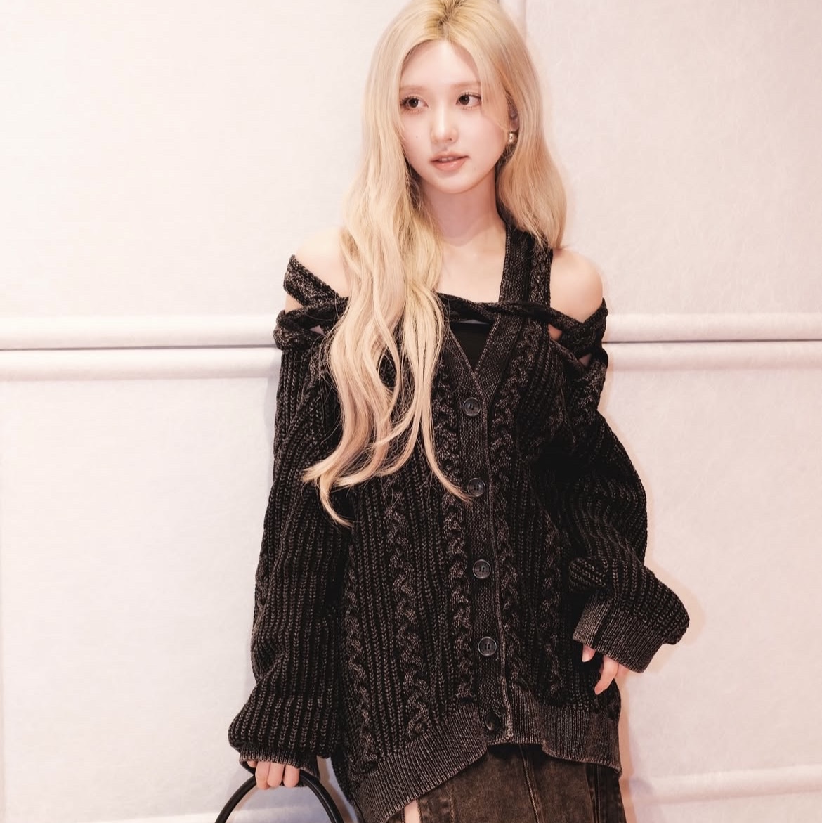 (W) H&M x Glenn Martens Cable Knit Cardigan Black 착용 스타일 - 1