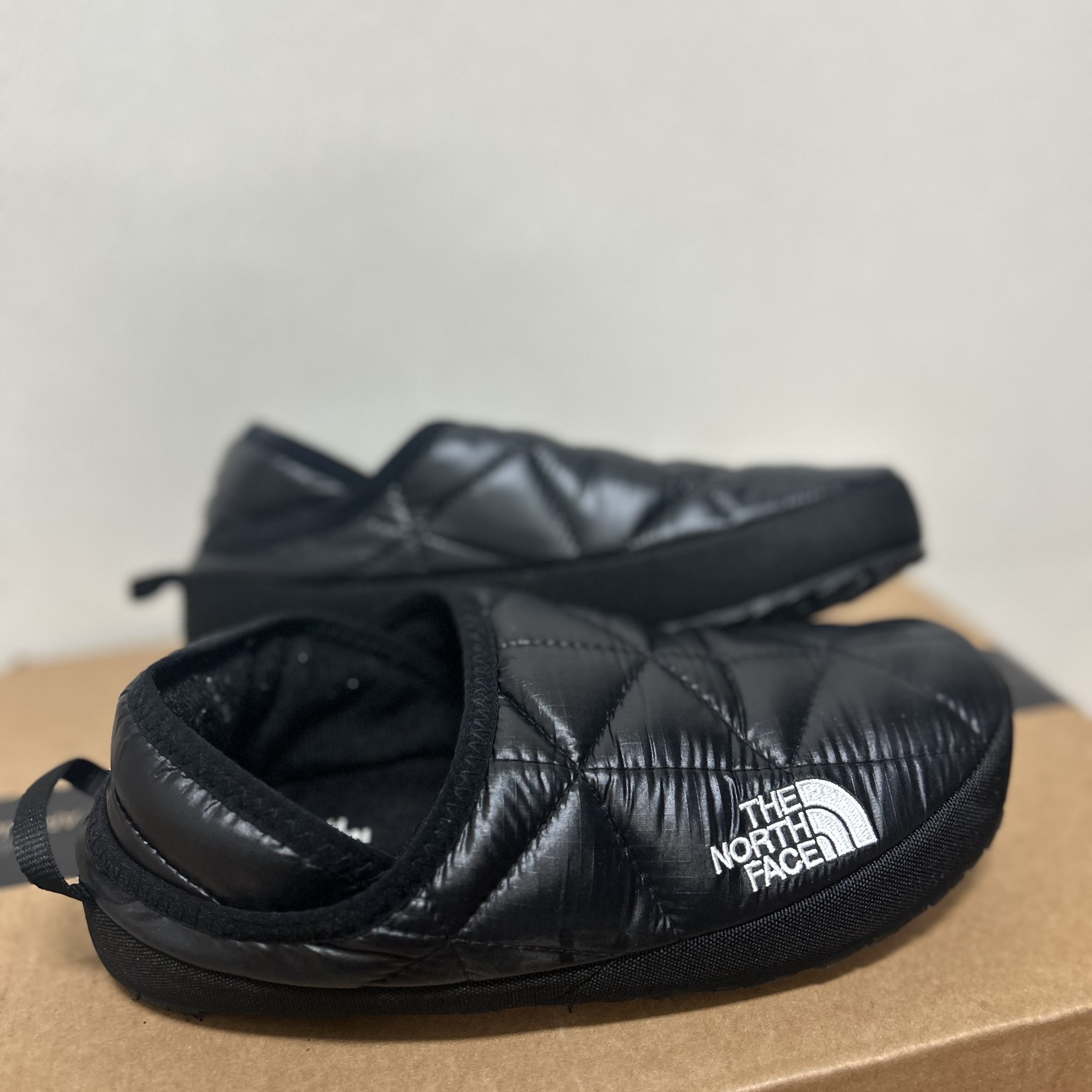 The North Face Nuptse Ex Mule Real Black 착용 스타일 - 1