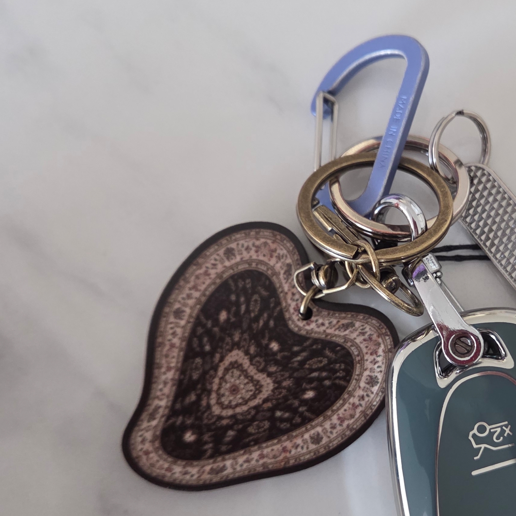 Say Touche Liquified Persian Keyring Black 착용 스타일