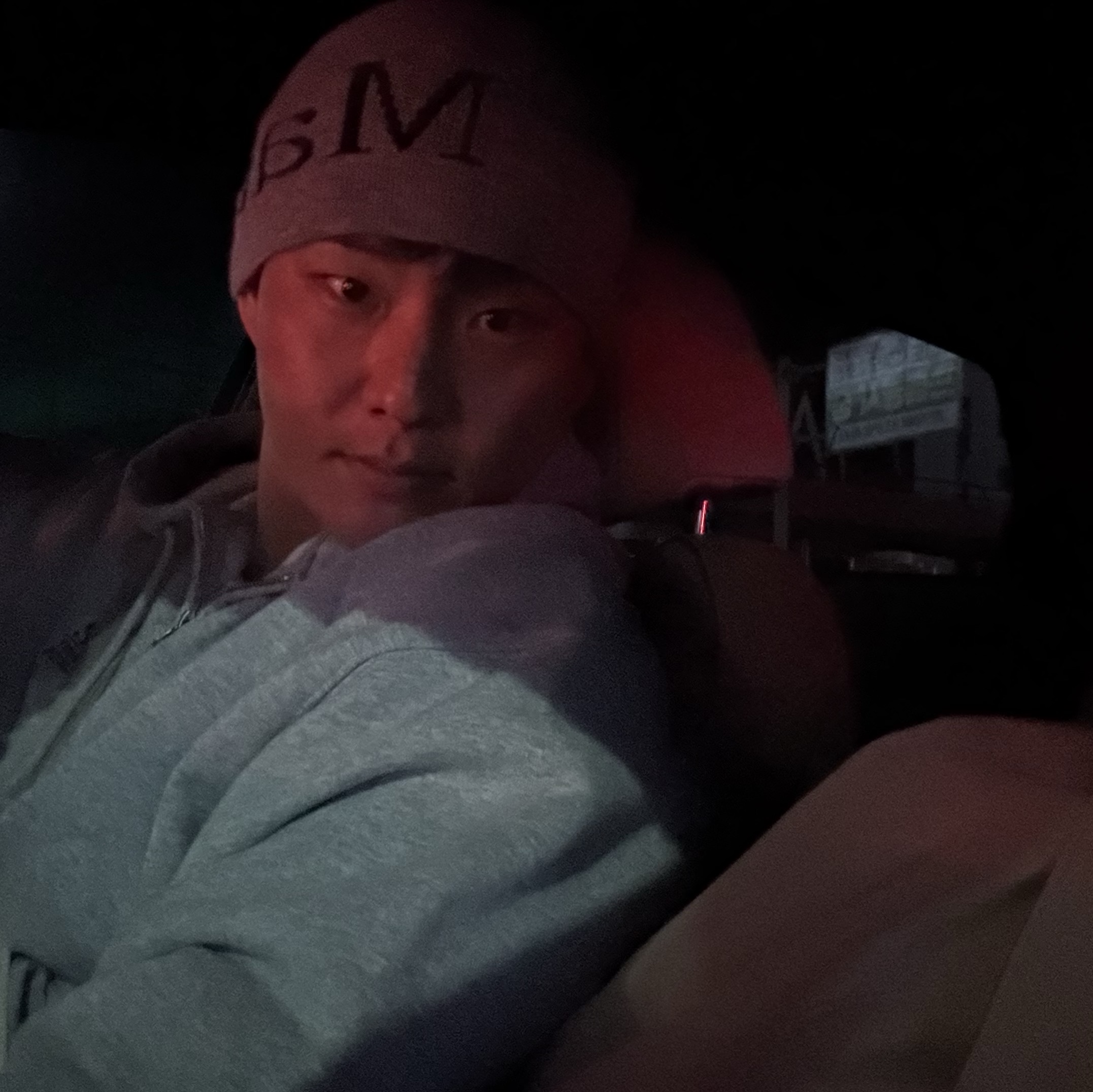 Matin Kim Logo Jacquard Short Beanie Grey 착용 스타일