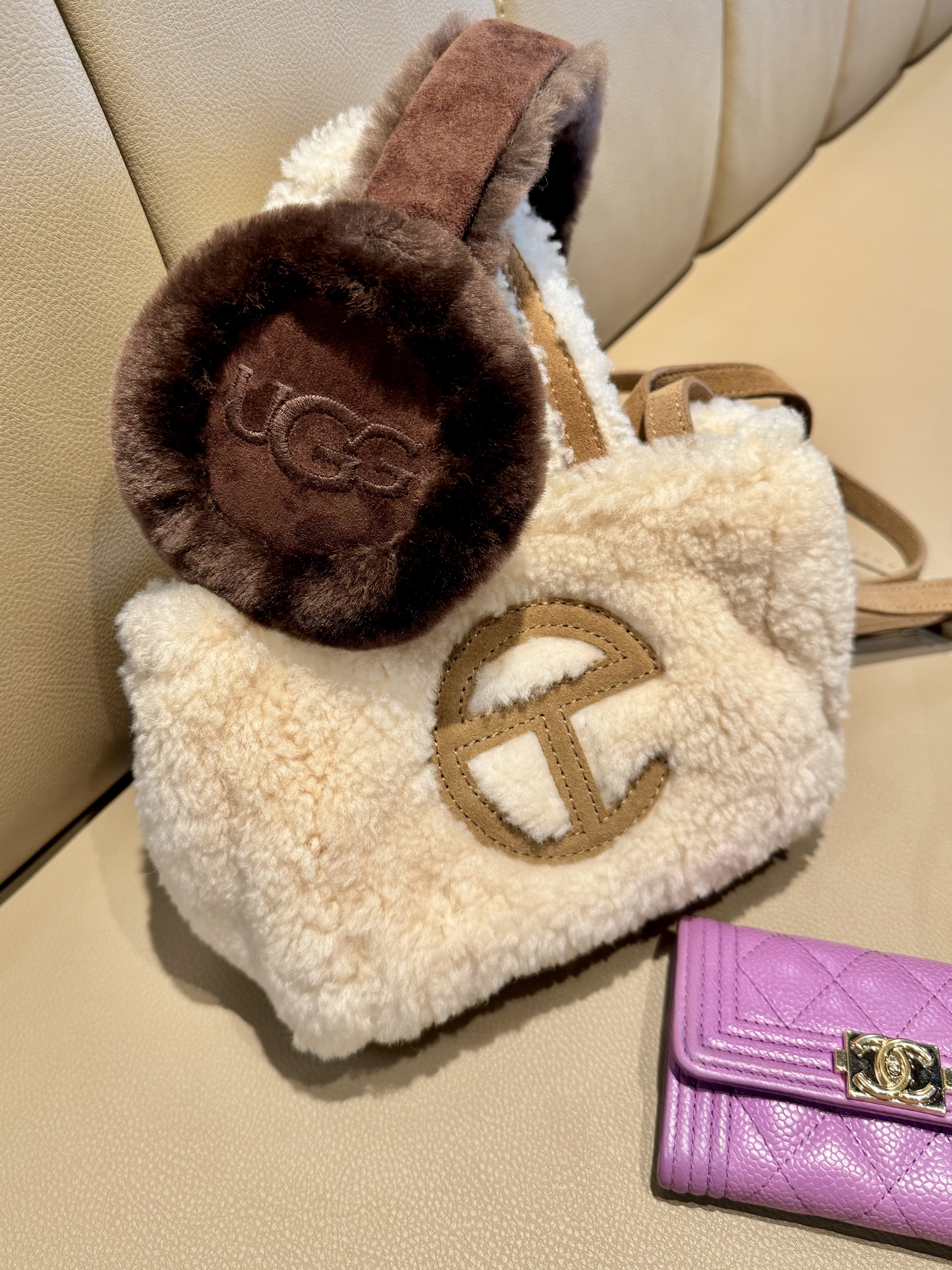 (W) UGG Embroidered Logo Earmuff Burnt Cedar, Monamhee x STU Namhee Brown 착용 스타일 - 3