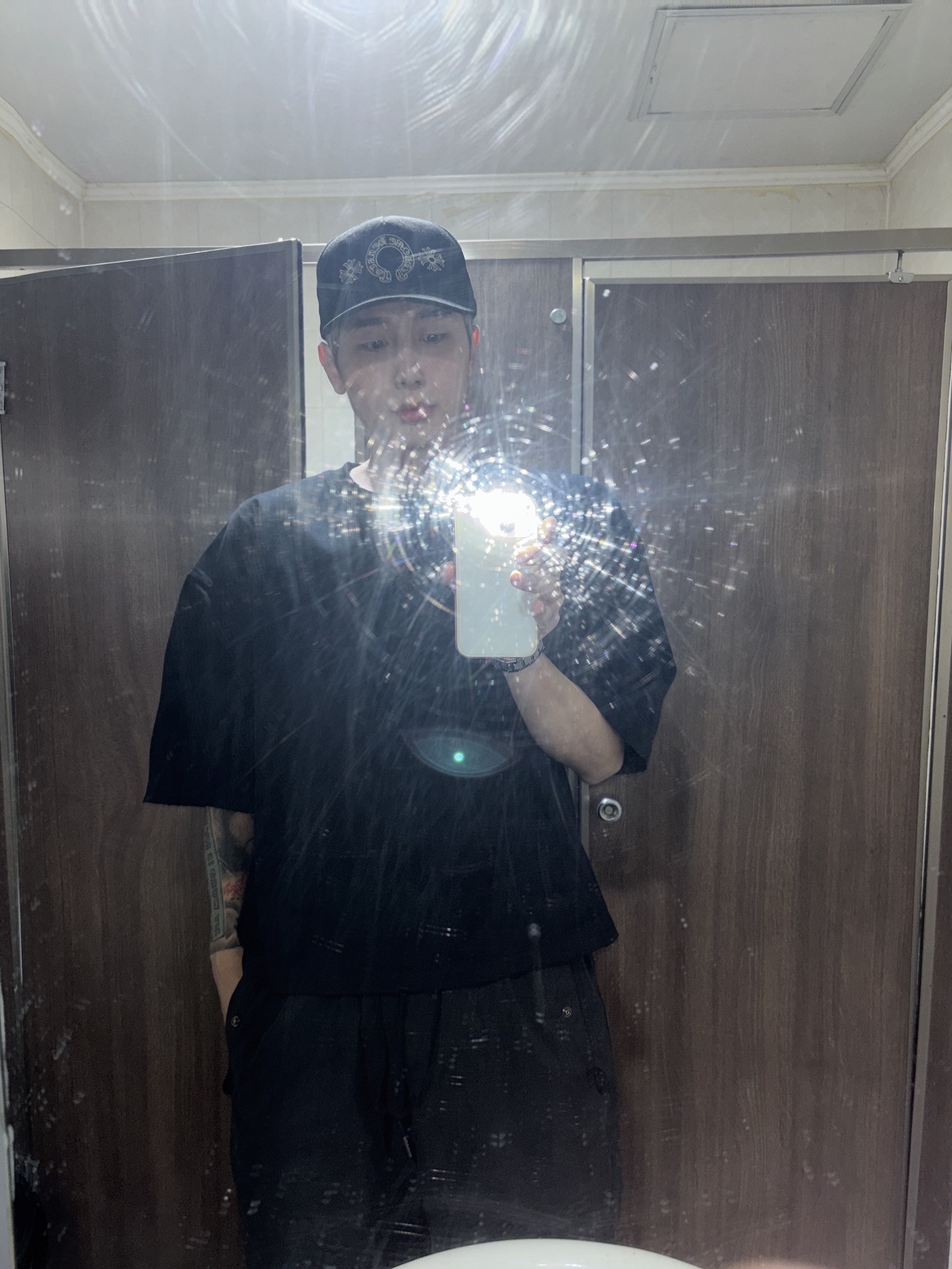 Chrome Hearts Horseshoe Denim Baseball Hat Black, (W) Nike Shox R4 White Metallic Silver 착용 스타일 - 2