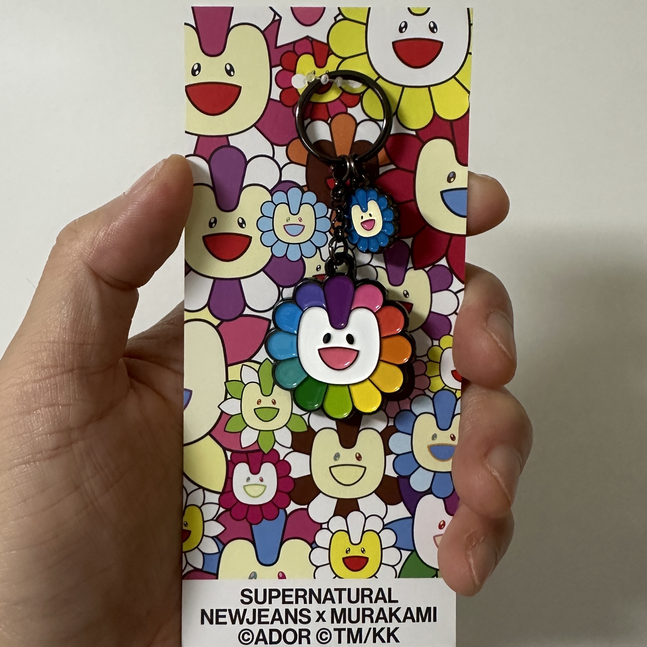NewJeans x Murakami Metal Keyring Flower 착용 스타일