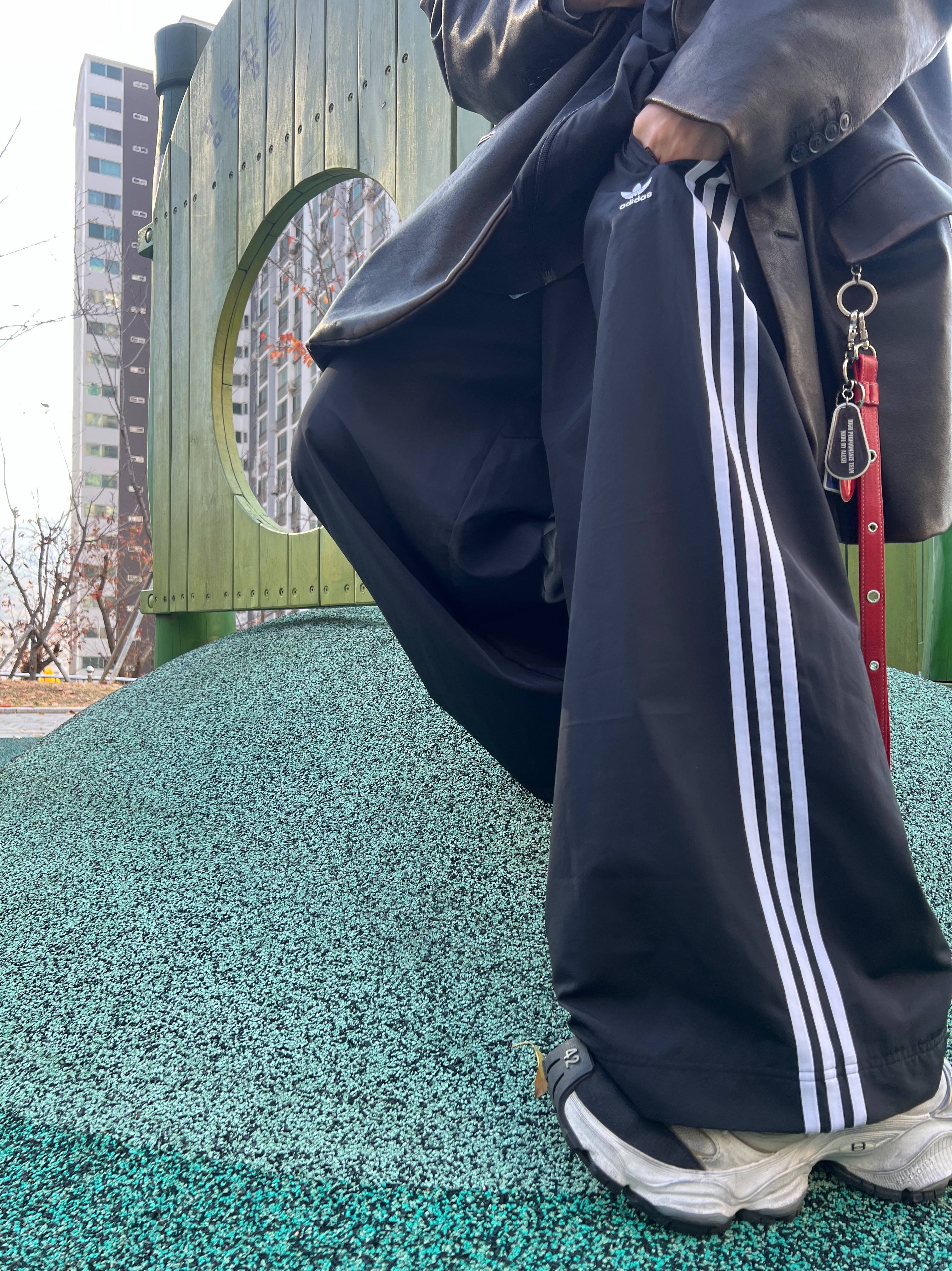 Balenciaga Cargo Sneakers White Grey, (W) Adidas Adilenium Season 3 Oversized Track Pants Black - KR Sizing 착용 스타일 - 6