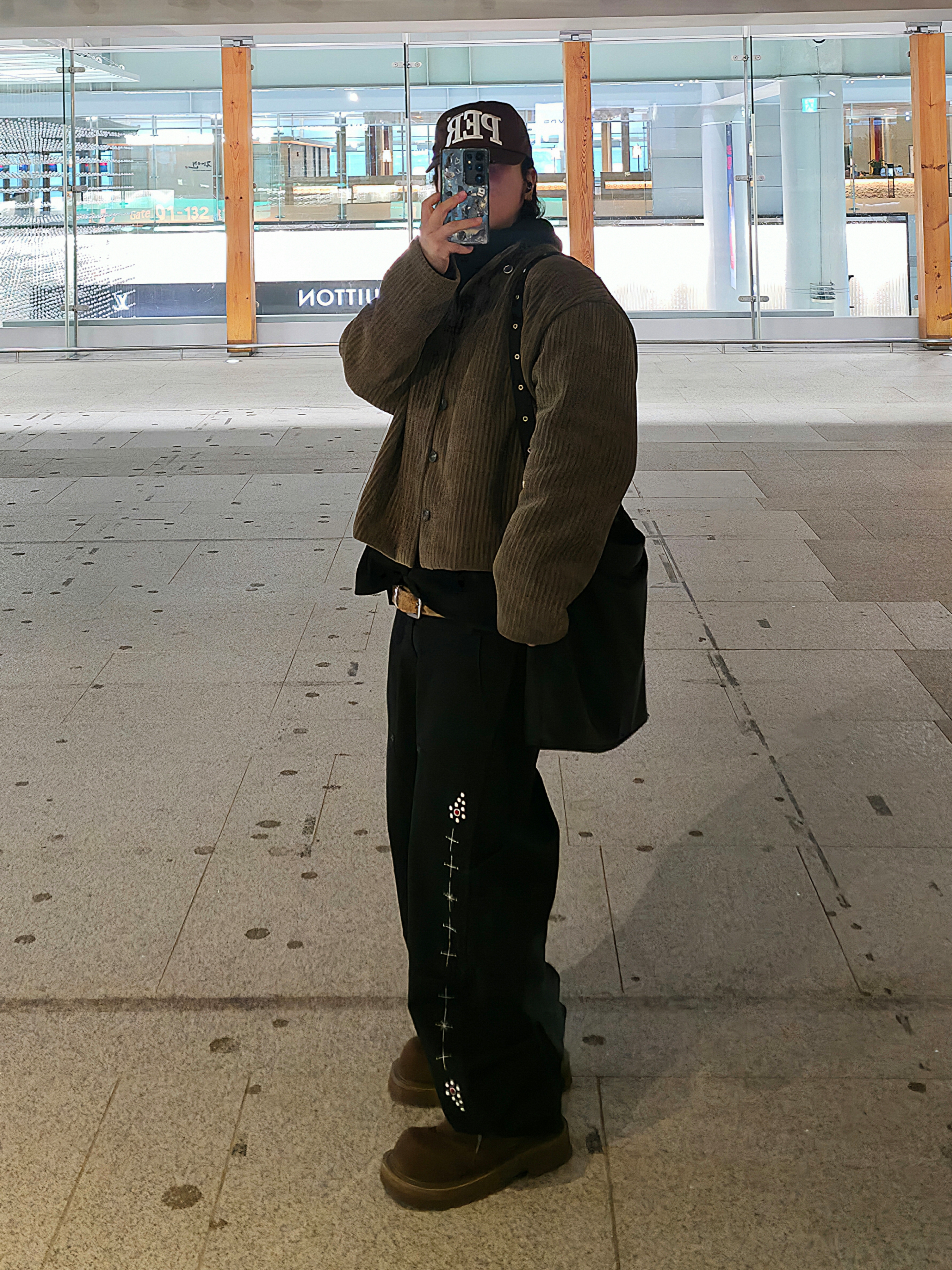 Aoiro Fake Stud Cutted Double Knee Pants Denim Black, SOULESURES BOLD BELUGA Espresso Brown 착용 스타일 - 6