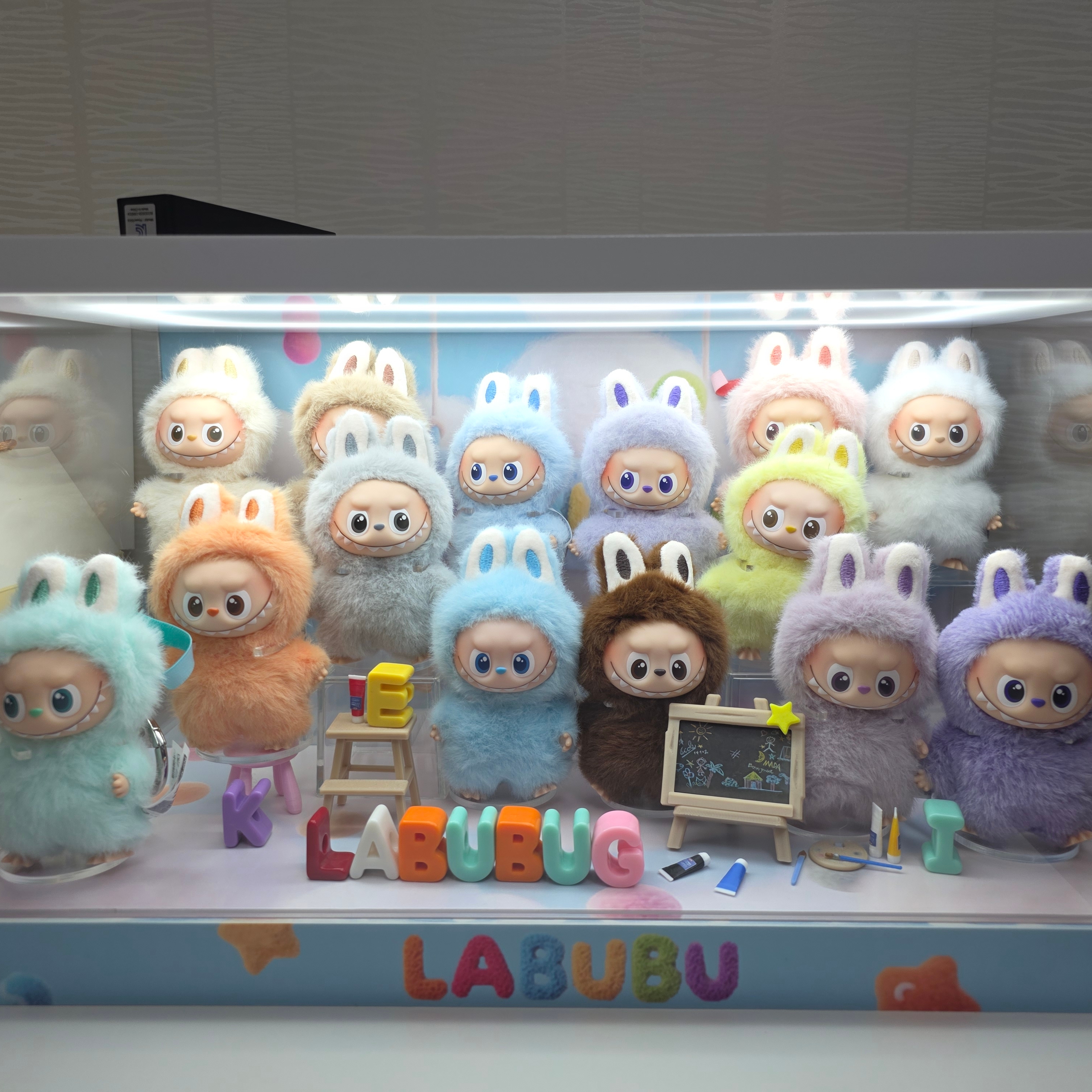 Pop Mart Labubu The Monsters Pin For Love Series Vinyl Plush Pendant Sealed Case (A-M) (14 Blind Boxes) 착용 스타일