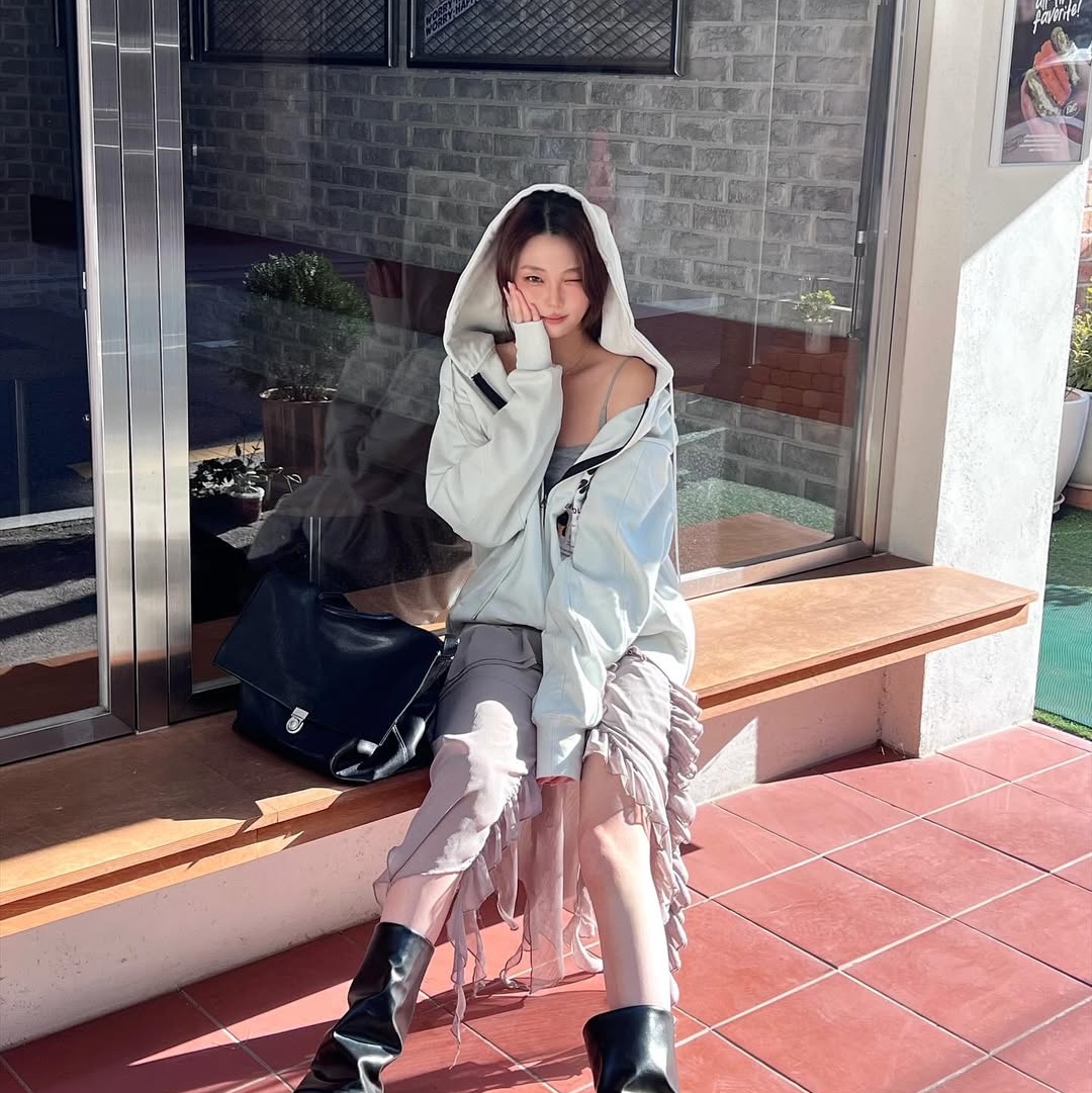 Express Holiday Passport Hoodie Zip-Up Charcoal, Express Holiday Passport Hoodie Zip-Up Sky Blue 착용 스타일 - 2