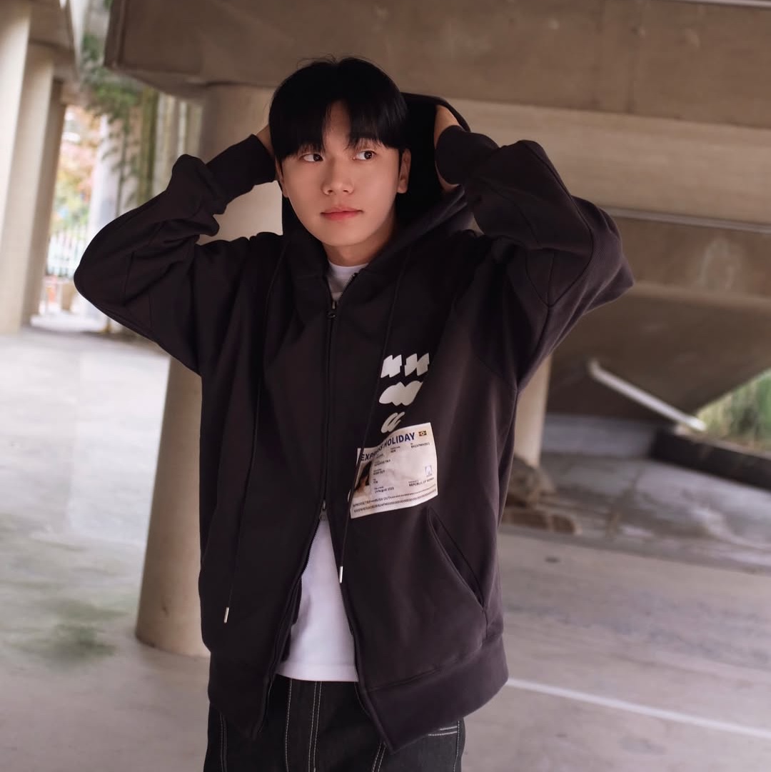 Express Holiday Passport Hoodie Zip-Up Charcoal, Express Holiday Passport Hoodie Zip-Up Sky Blue 착용 스타일 - 2
