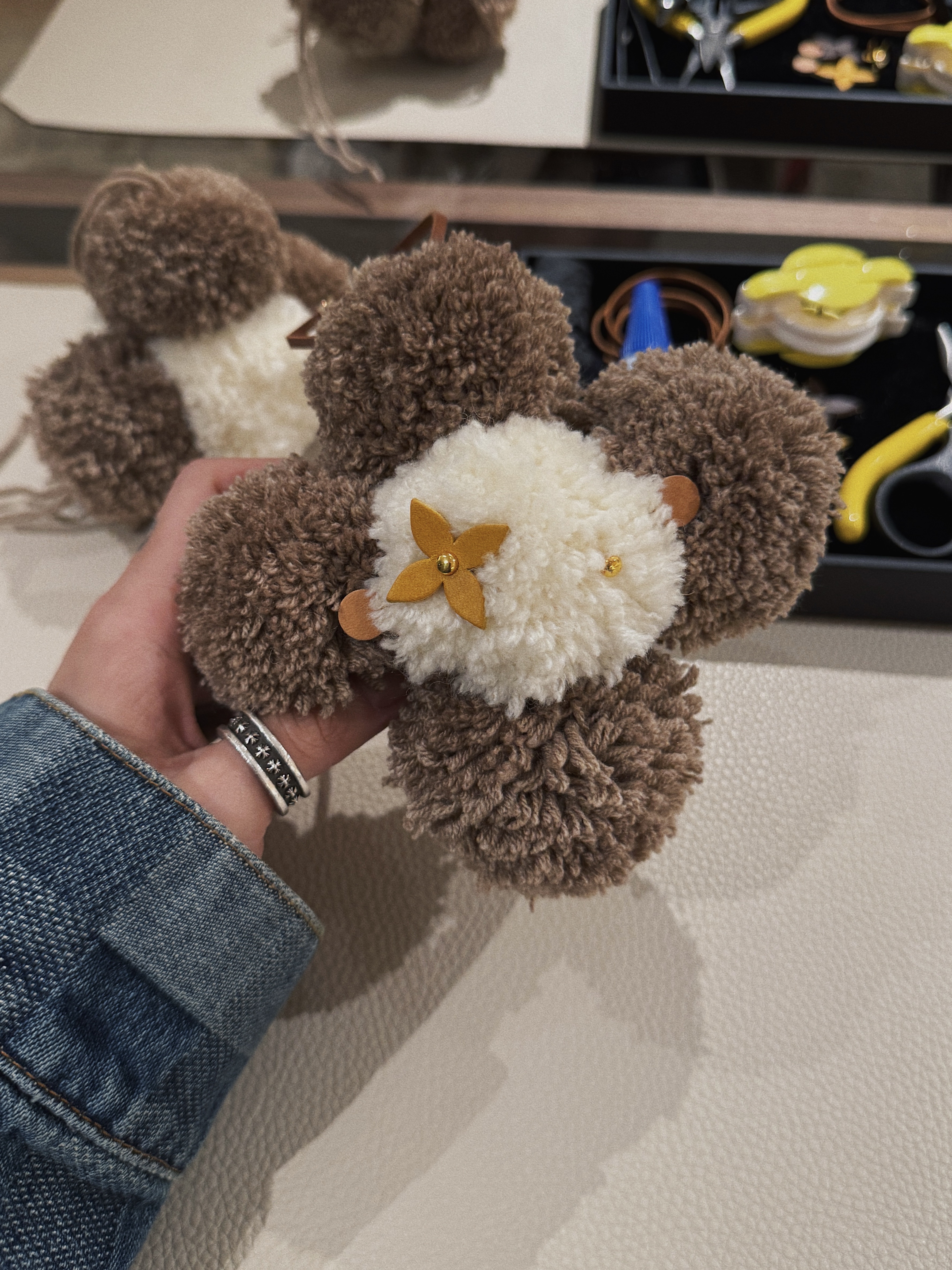 Louis Vuitton LV Buttersoft Sneakers Beige, Louis Vuitton Damier Classic Denim Jacket Indigo 착용 스타일 - 2
