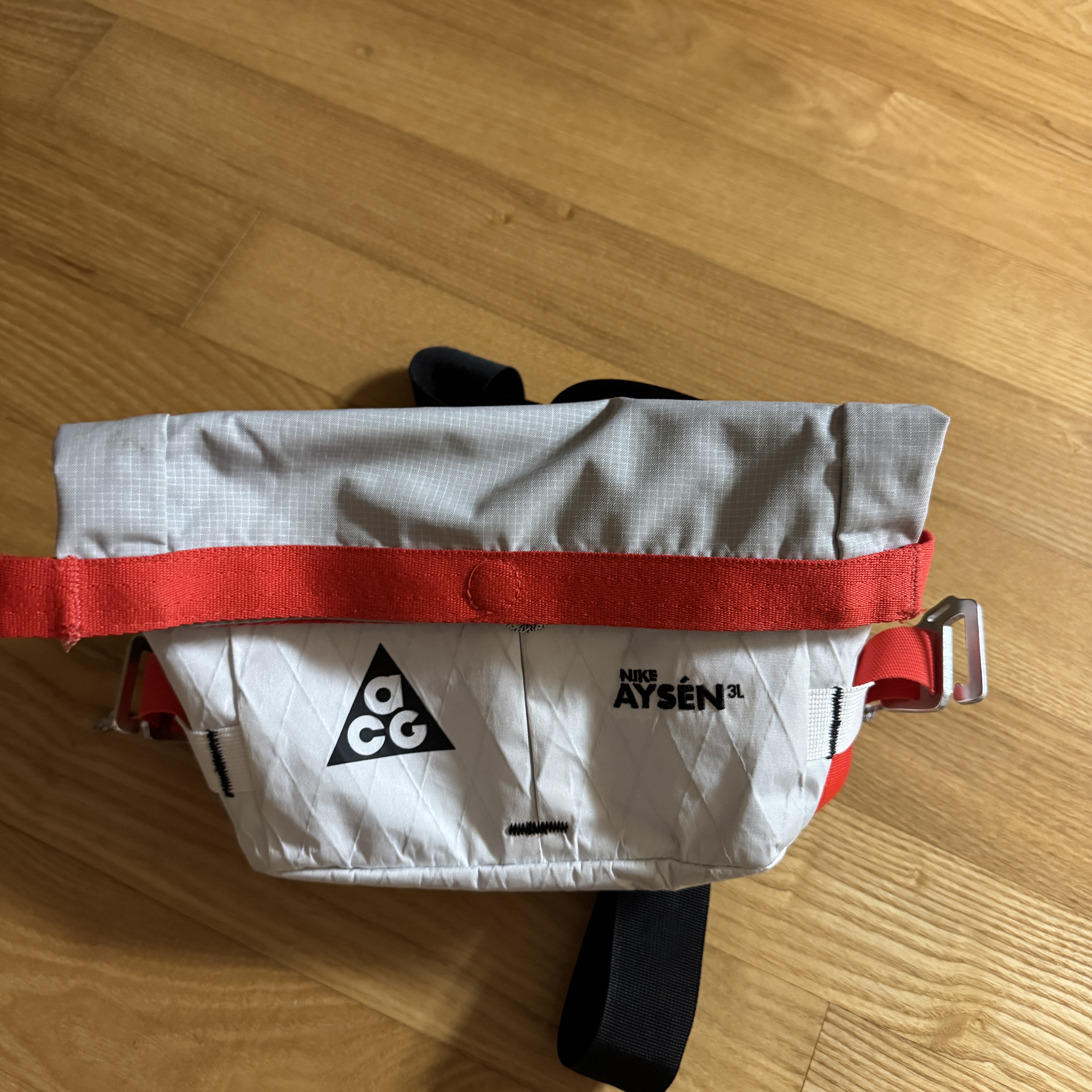 Nike ACG Aisen Penny Pack 3L White Photon Dust 착용 스타일