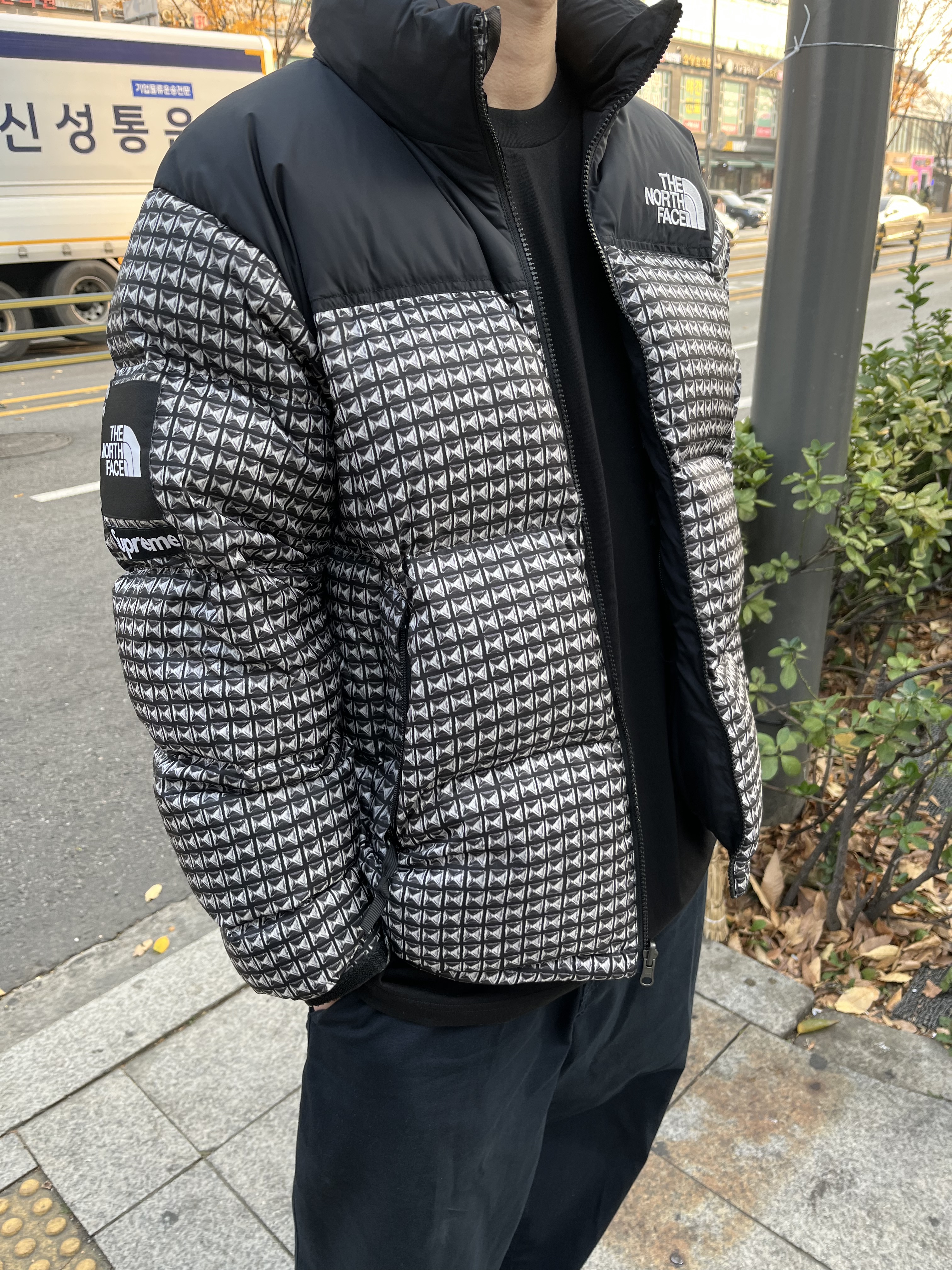 Supreme x The North Face Studded Nuptse Jacket Black - 21SS 착용 스타일 - 1