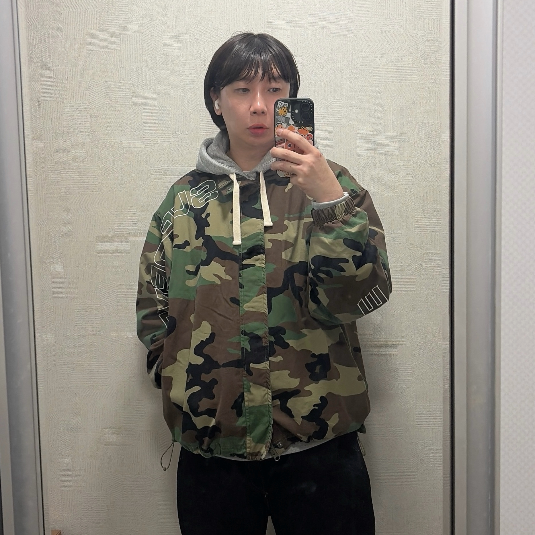 Supreme Spellout Embroidered Ripstop Track Jacket Woodland Camo - 25FW, Stussy x Levi's Crispy Rinse 568 Jean Black 착용 스타일