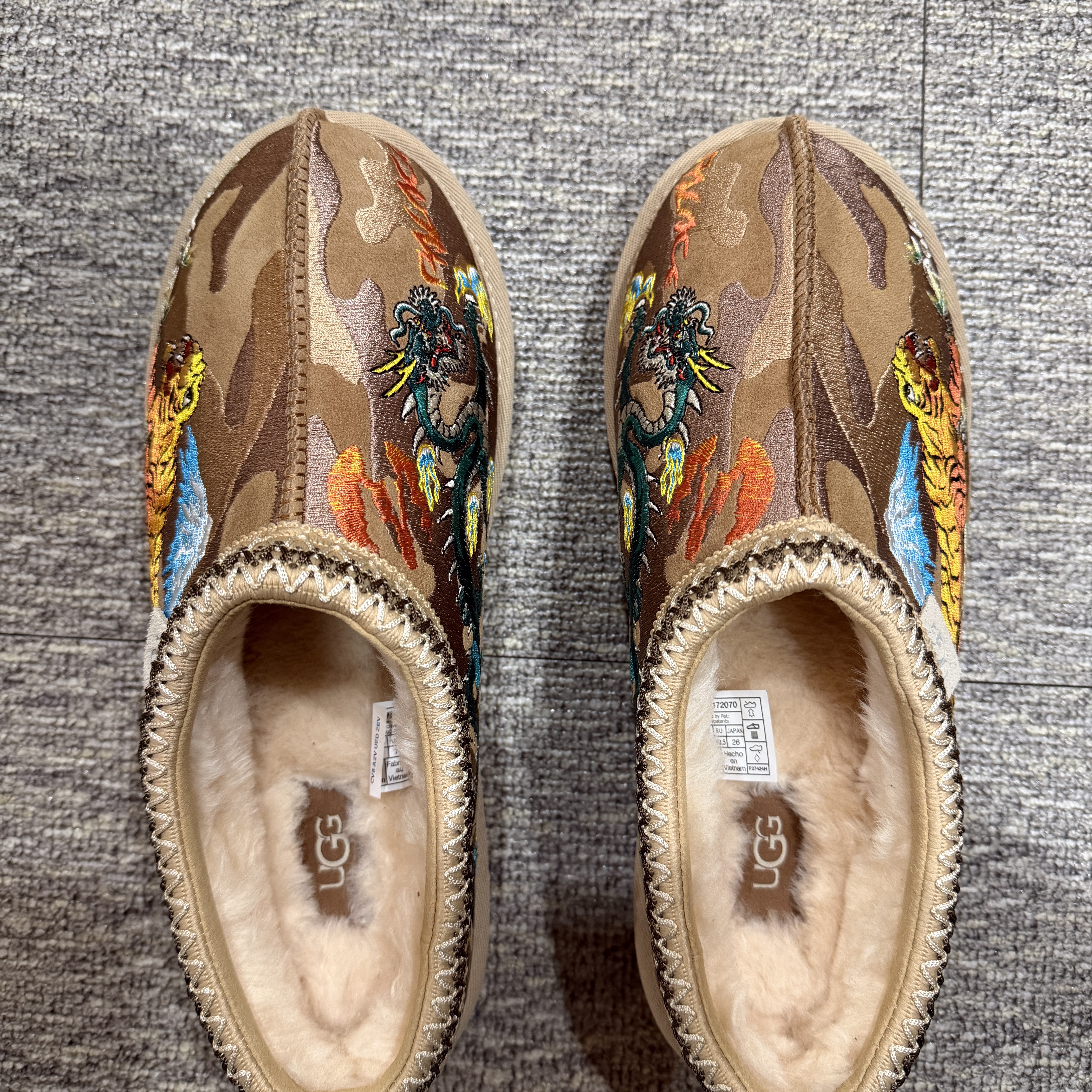 UGG x Palace Tasman Slipper Chestnut Camo 착용 스타일