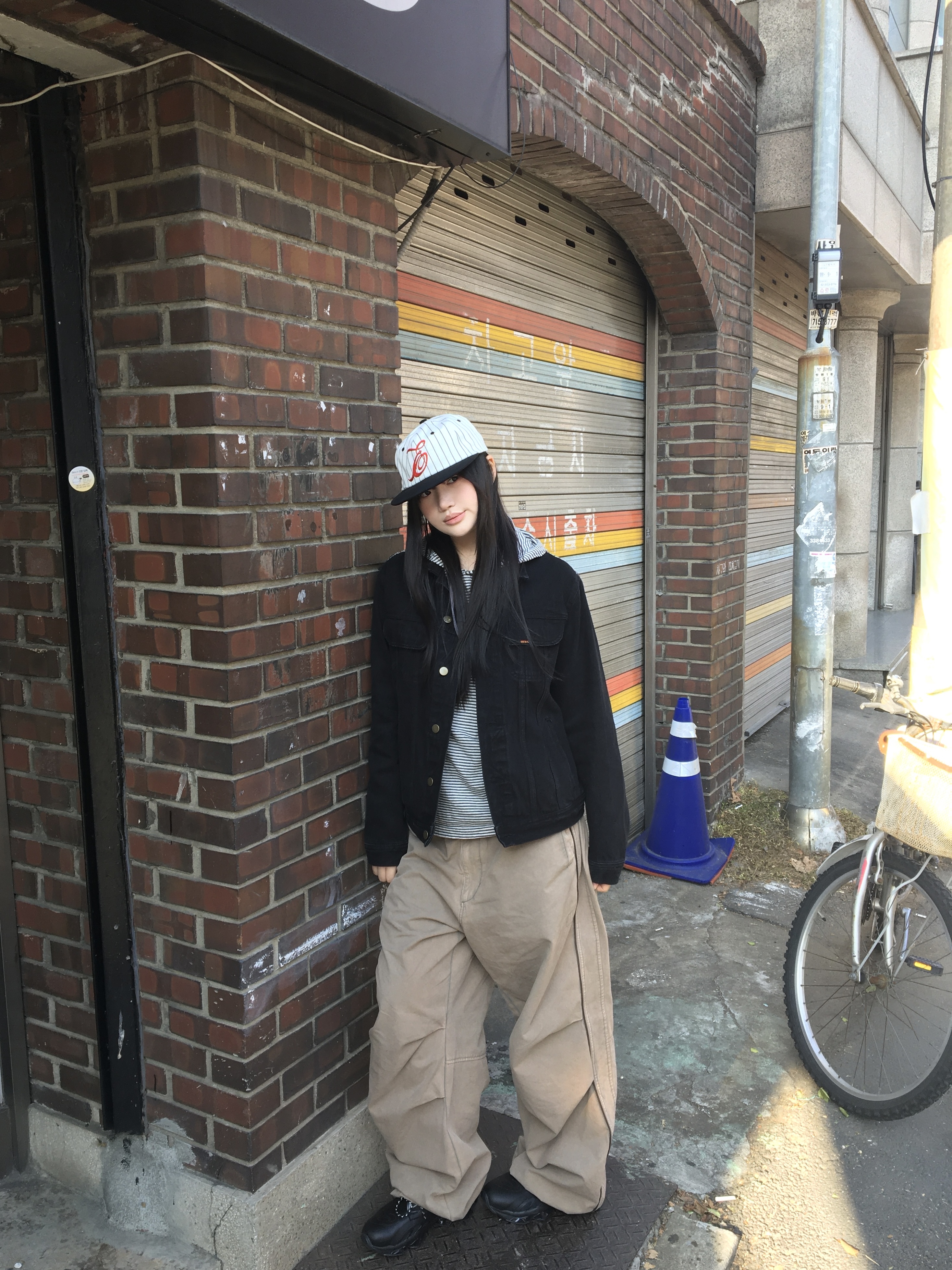 ersco Ancient Denim Trucker Jacket Black, ersco Stripe Wave Logo Cap Black 착용 스타일 - 1