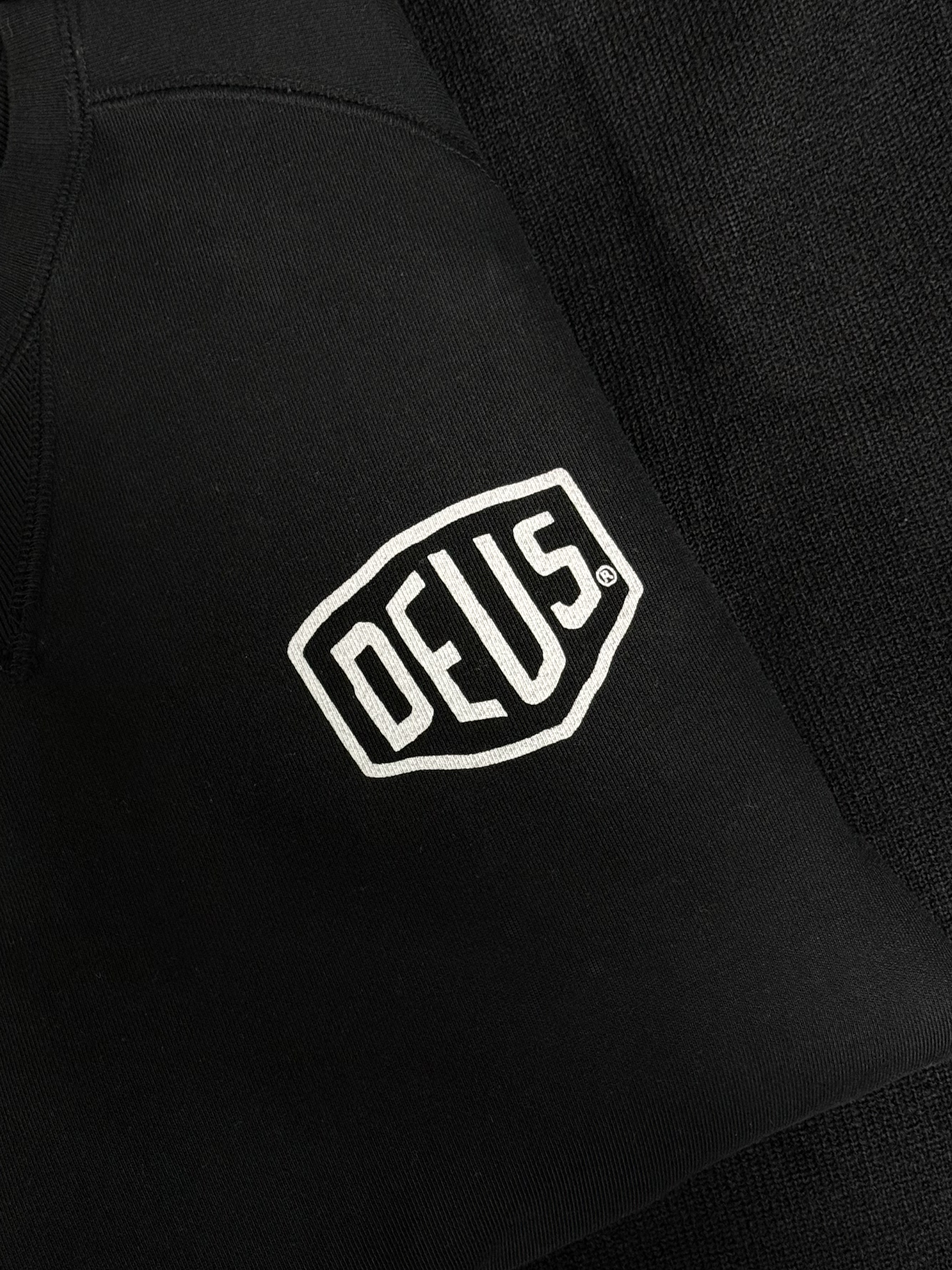 Deus Ex Machina Seoul Address Crew Black 착용 스타일 - 1