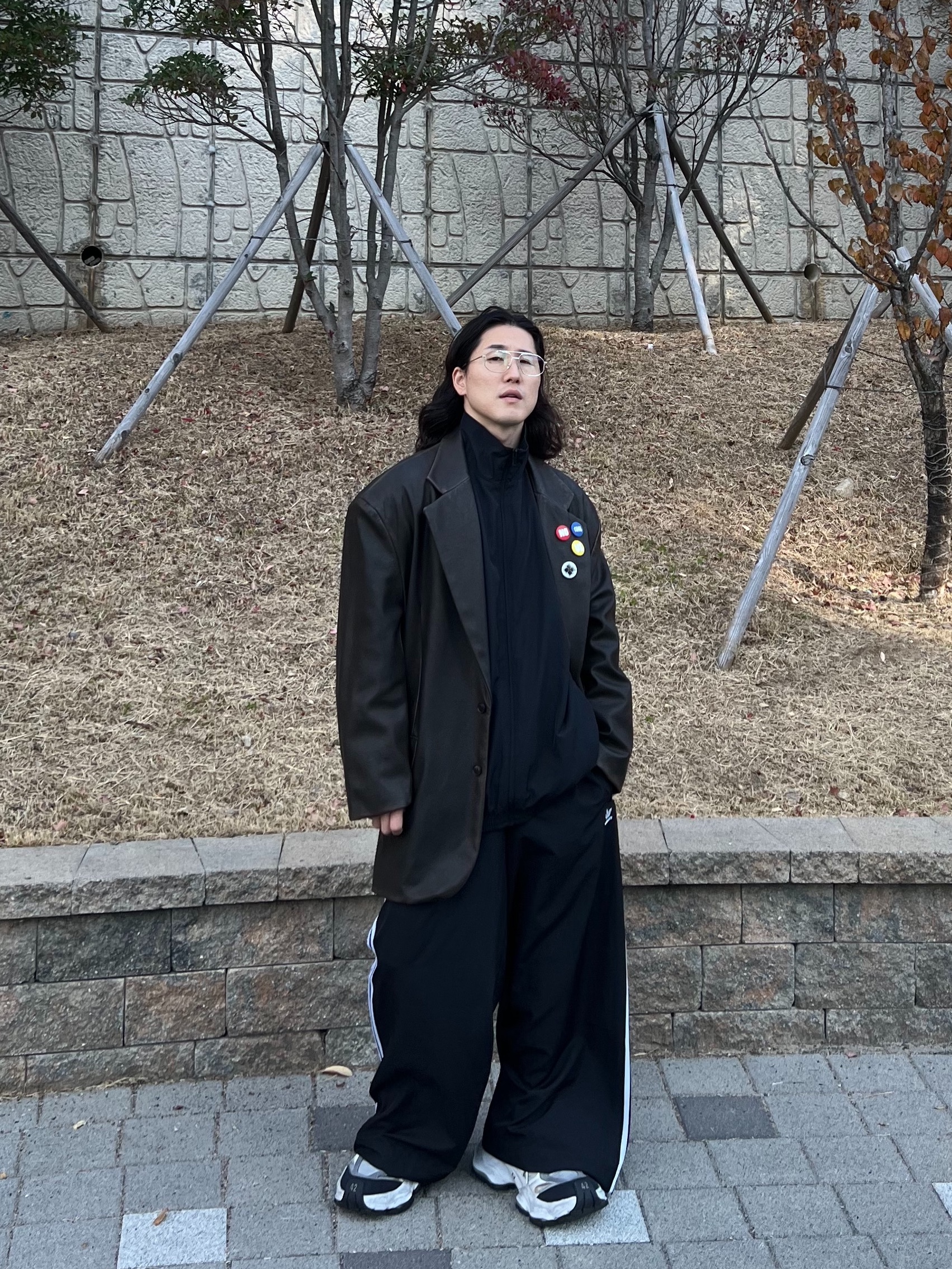 Balenciaga Cargo Sneakers White Grey, (W) Adidas Adilenium Season 3 Oversized Track Pants Black - KR Sizing 착용 스타일 - 3