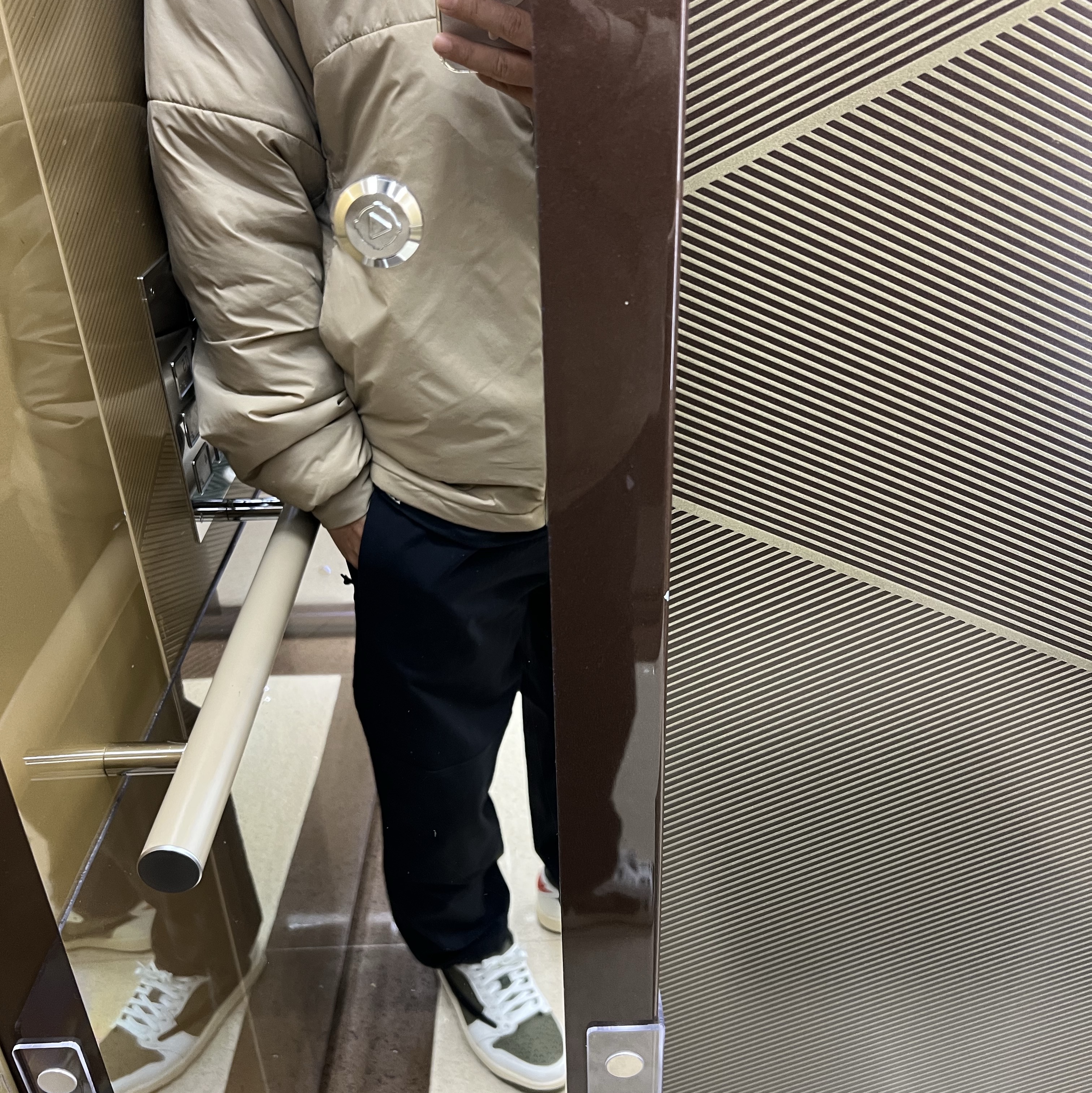 Jordan 1 x Travis Scott Retro Low OG SP Reverse Olive, Nike ACG Trail Pants Black Anthracite - Asia 착용 스타일