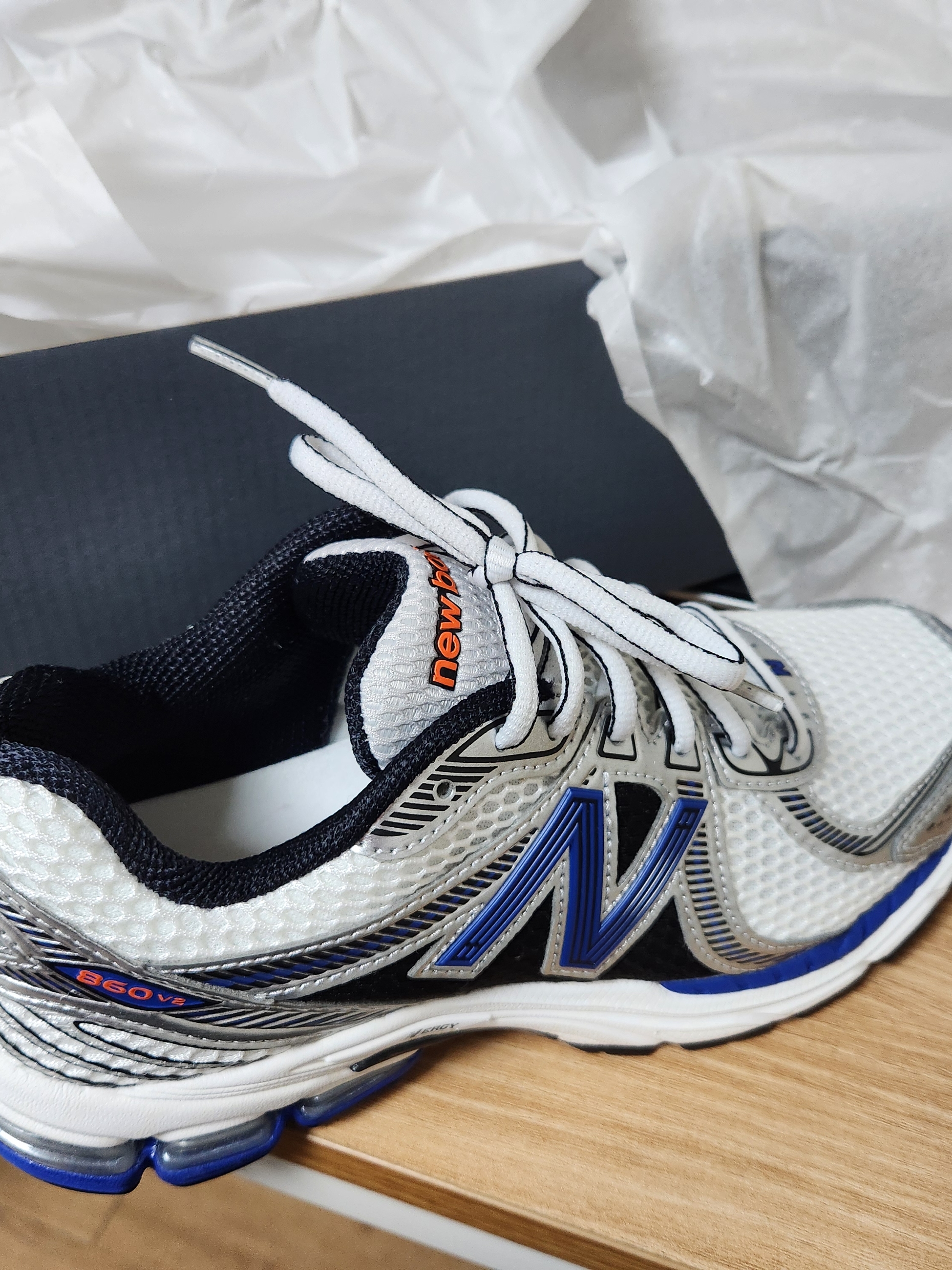 New Balance 860v2 Metallic Silver 착용 스타일 - 2