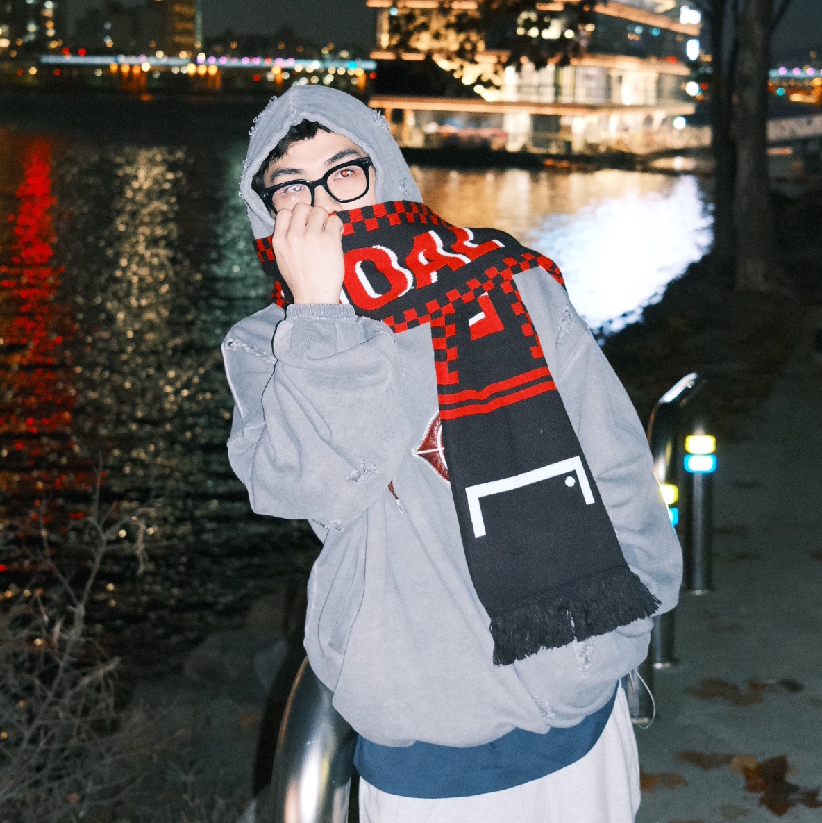 Thug Club Rock Hoodie Gray 착용 스타일 - 2