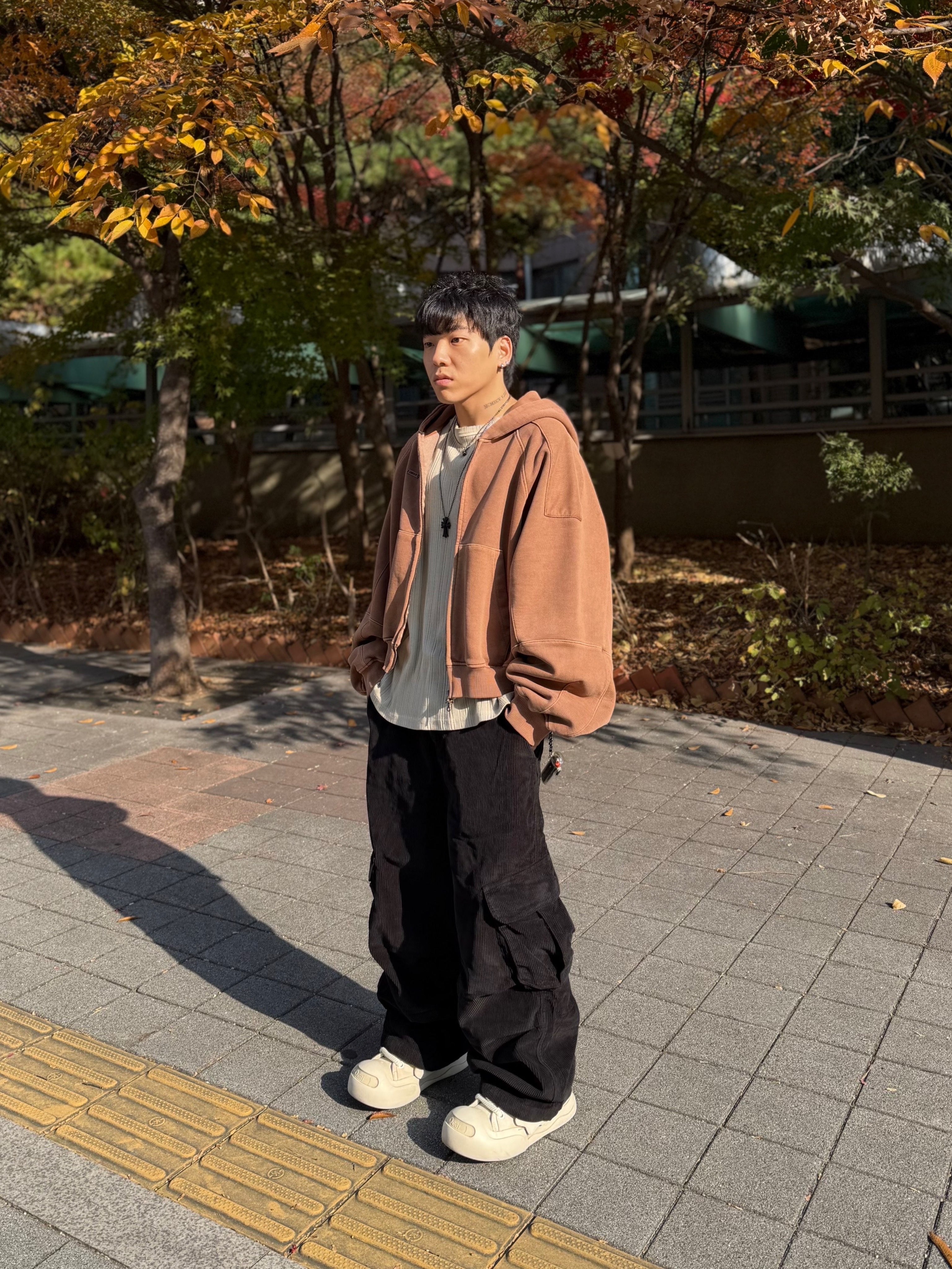 Chrome Hearts Silichrome CH Cross Pendant Black 2022/2023/2025, Ajobyajo Vintage Pigment Zip-Up Hoodie Mocha 착용 스타일 - 4