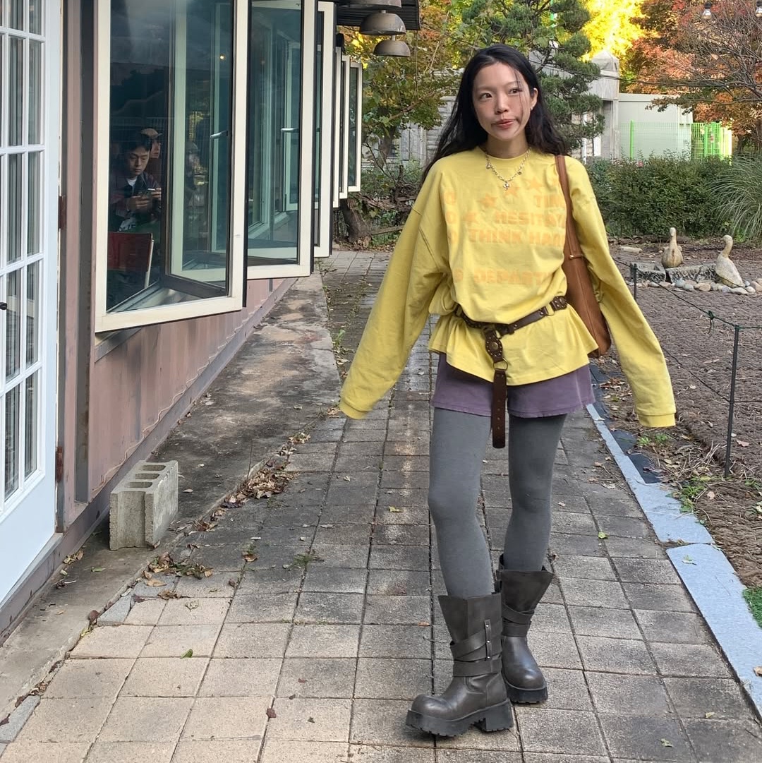 Express Holiday Yes Departure Longslevee Yellow, Express Holiday Yes Departure Longslevee Navy 착용 스타일 - 1
