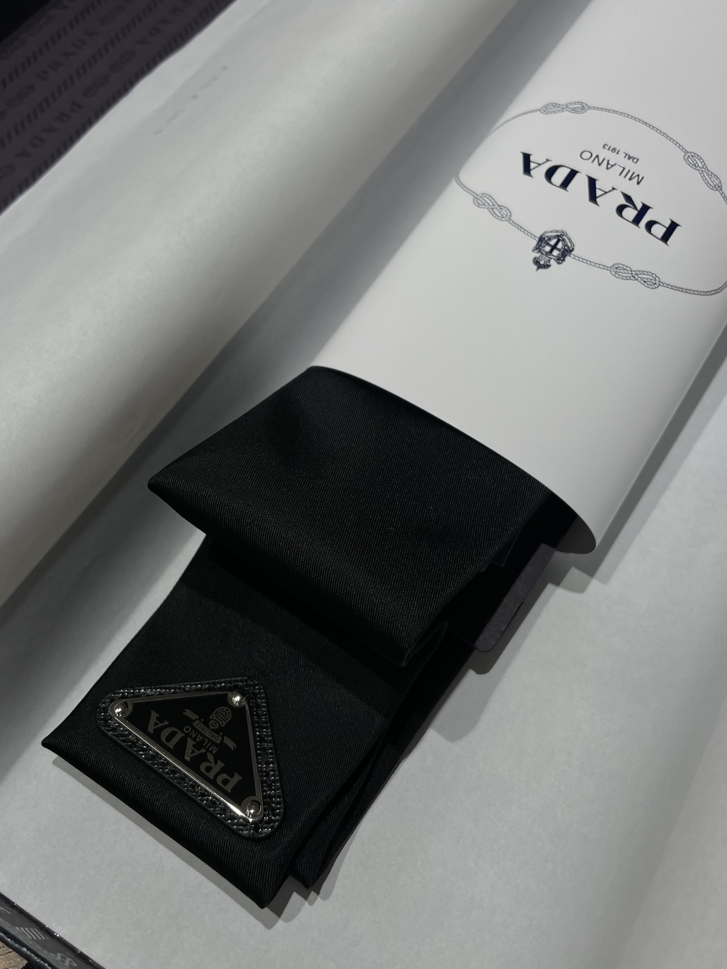 Prada Re-Nylon Gabardine Tie Black 착용 스타일 - 1