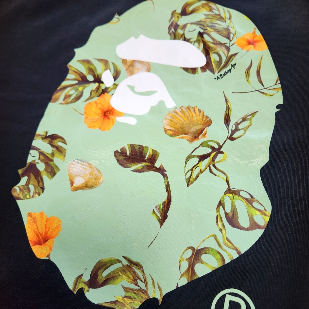 BAPE Vacation Pattern Ape Head Relaxed Fit T-Shirt Black, BAPE Vacation Pattern Ape Head Relaxed Fit T-Shirt White 착용 스타일 - 1