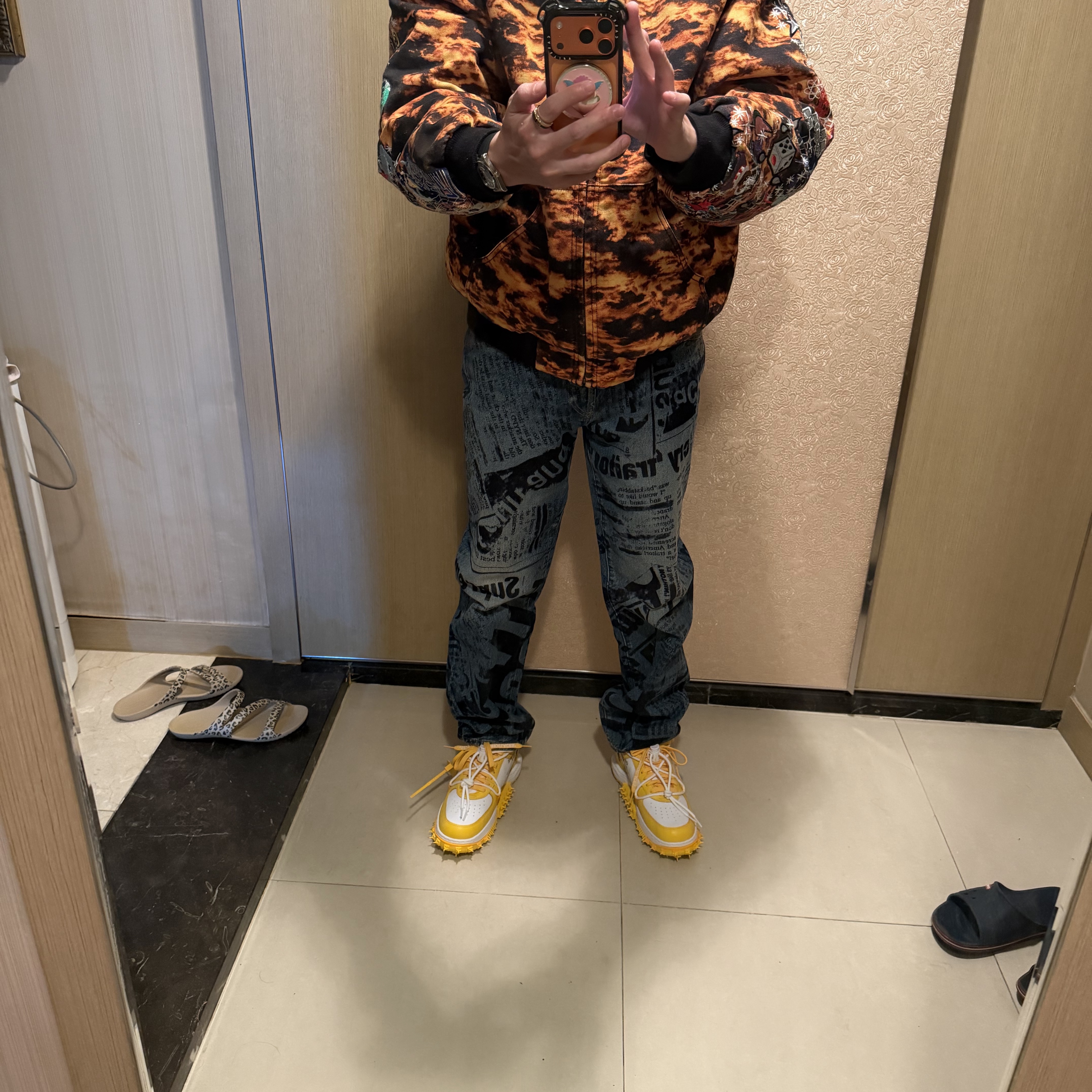 Supreme Regular Jean Newspaper - 25SS 착용 스타일 - 1