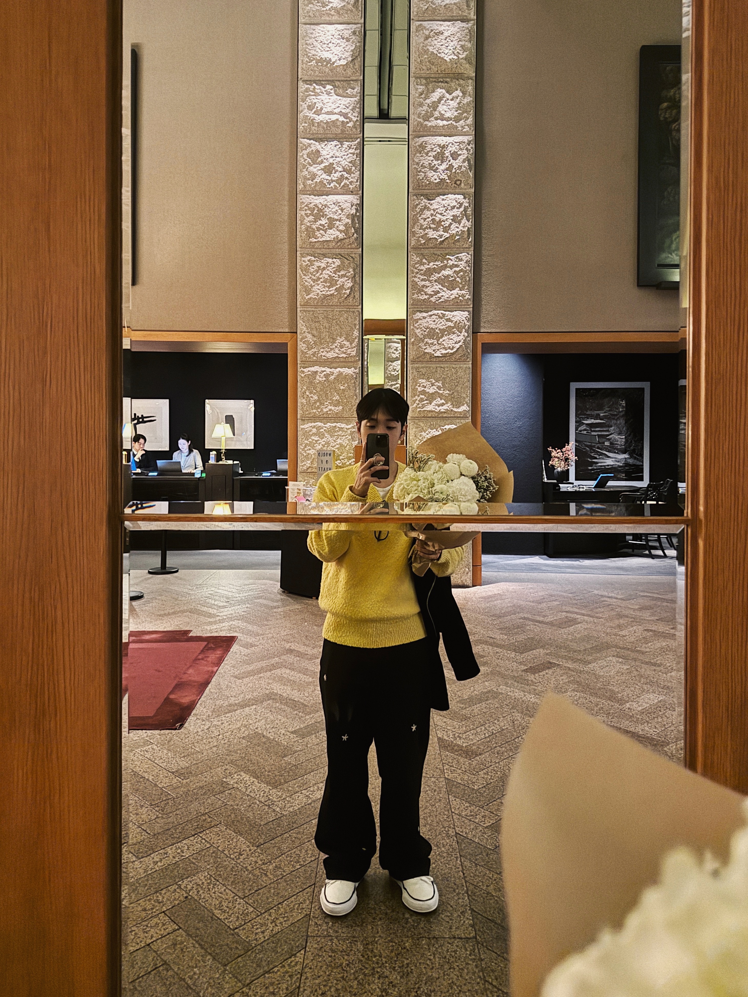 STU Casentino V-Neck Knit Yellow, Maison Mihara Yasuhiro Baker OG Sole Canvas Low Cut Sneakers White 착용 스타일 - 2