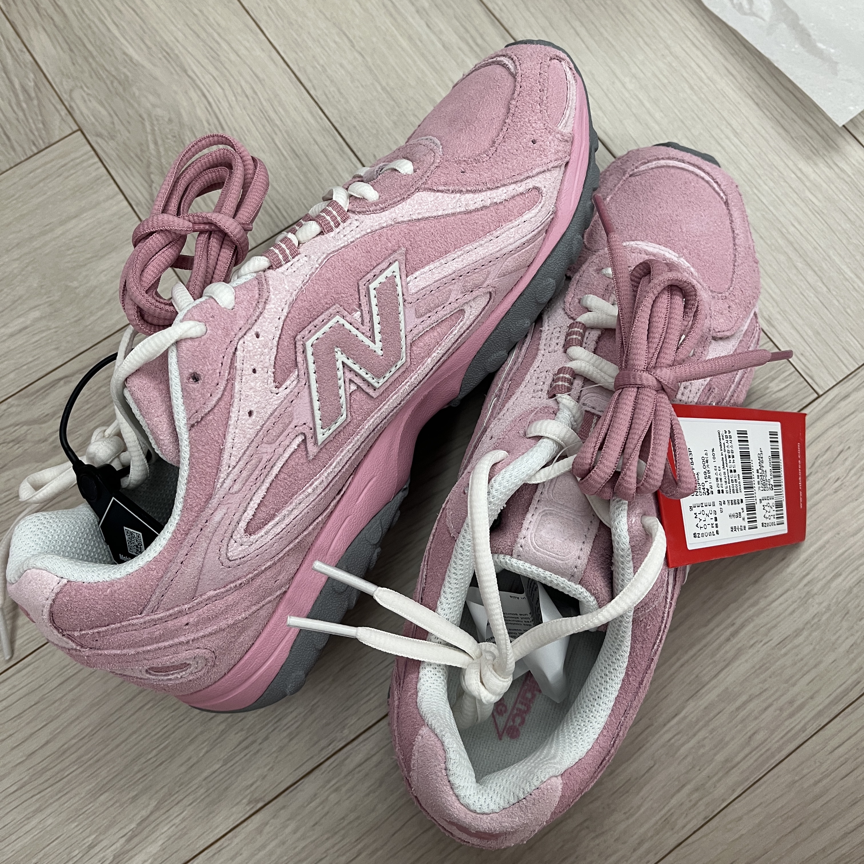 New Balance 204L Pastel Pink 착용 스타일 - 3
