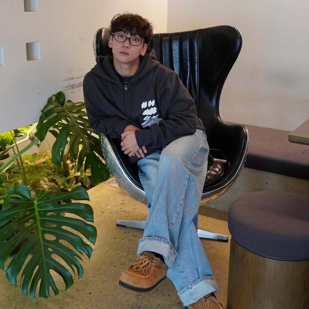 Express Holiday Passport Hoodie Zip-Up Charcoal, Express Holiday Passport Hoodie Zip-Up Sky Blue 착용 스타일 - 1