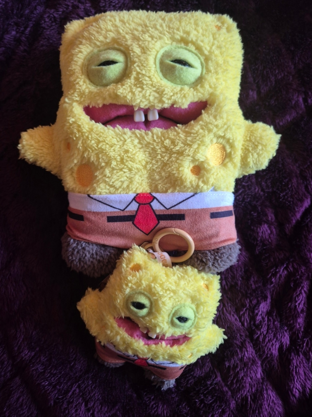 Fuggler x SpongeBob Plush Yellow, Fuggler x SpongeBob Keyring Yellow 착용 스타일