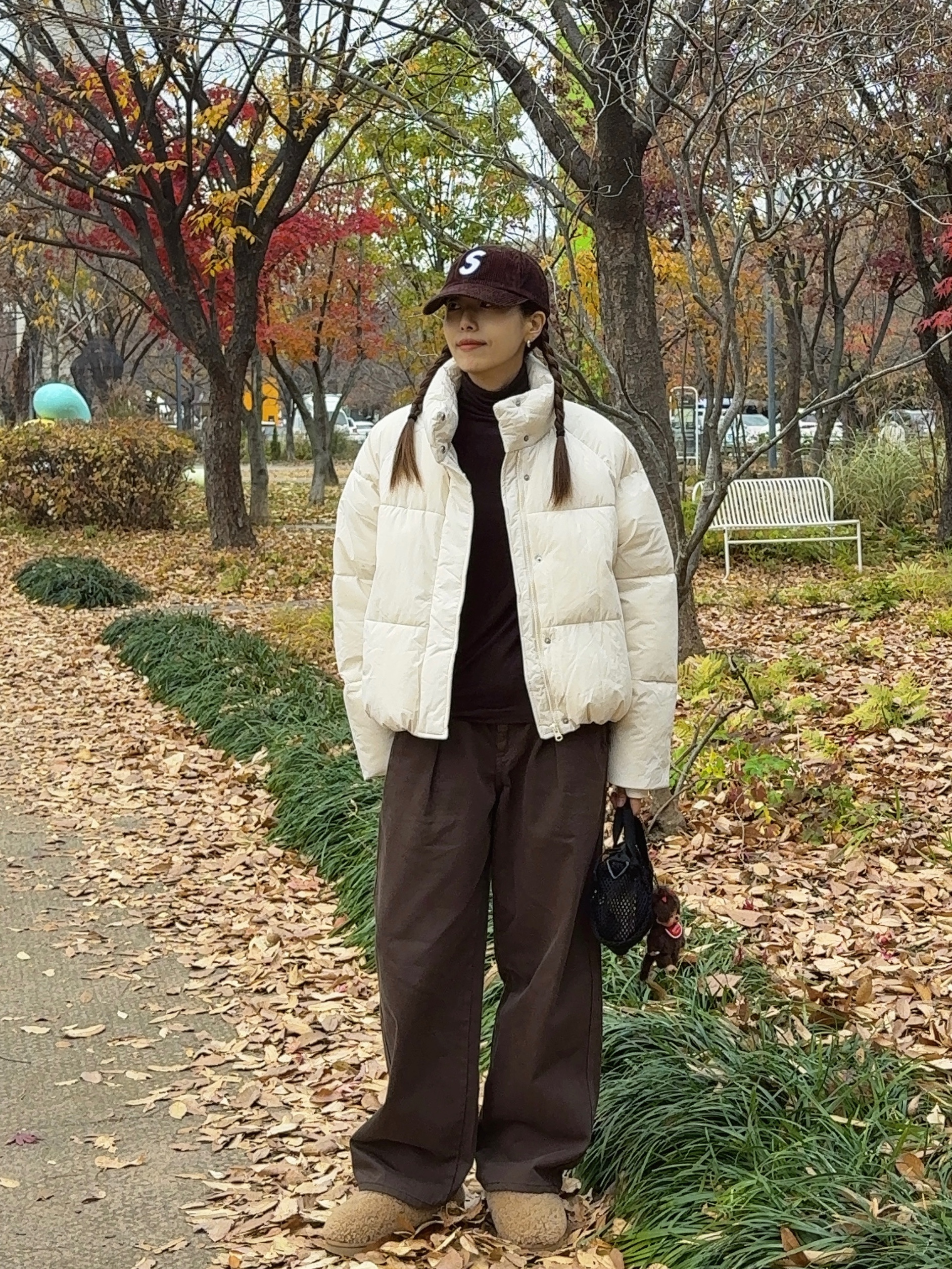 Supreme Corduroy S Logo 6-Panel Dark Brown - 24FW, (W) UGG Maxi Curly Tasman Slipper Chestnut 착용 스타일 - 2