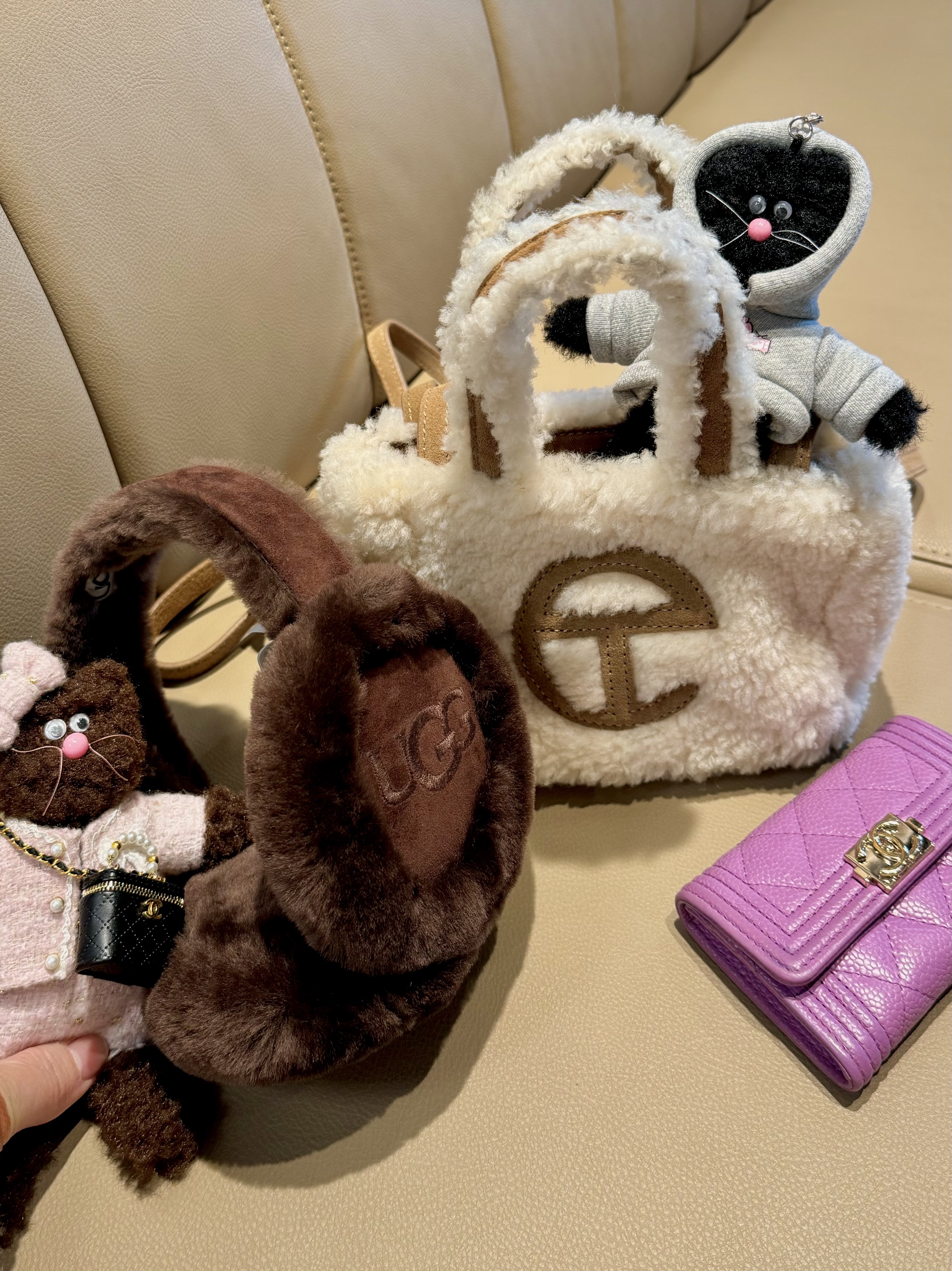 (W) UGG Embroidered Logo Earmuff Burnt Cedar, Monamhee x STU Namhee Brown 착용 스타일 - 4