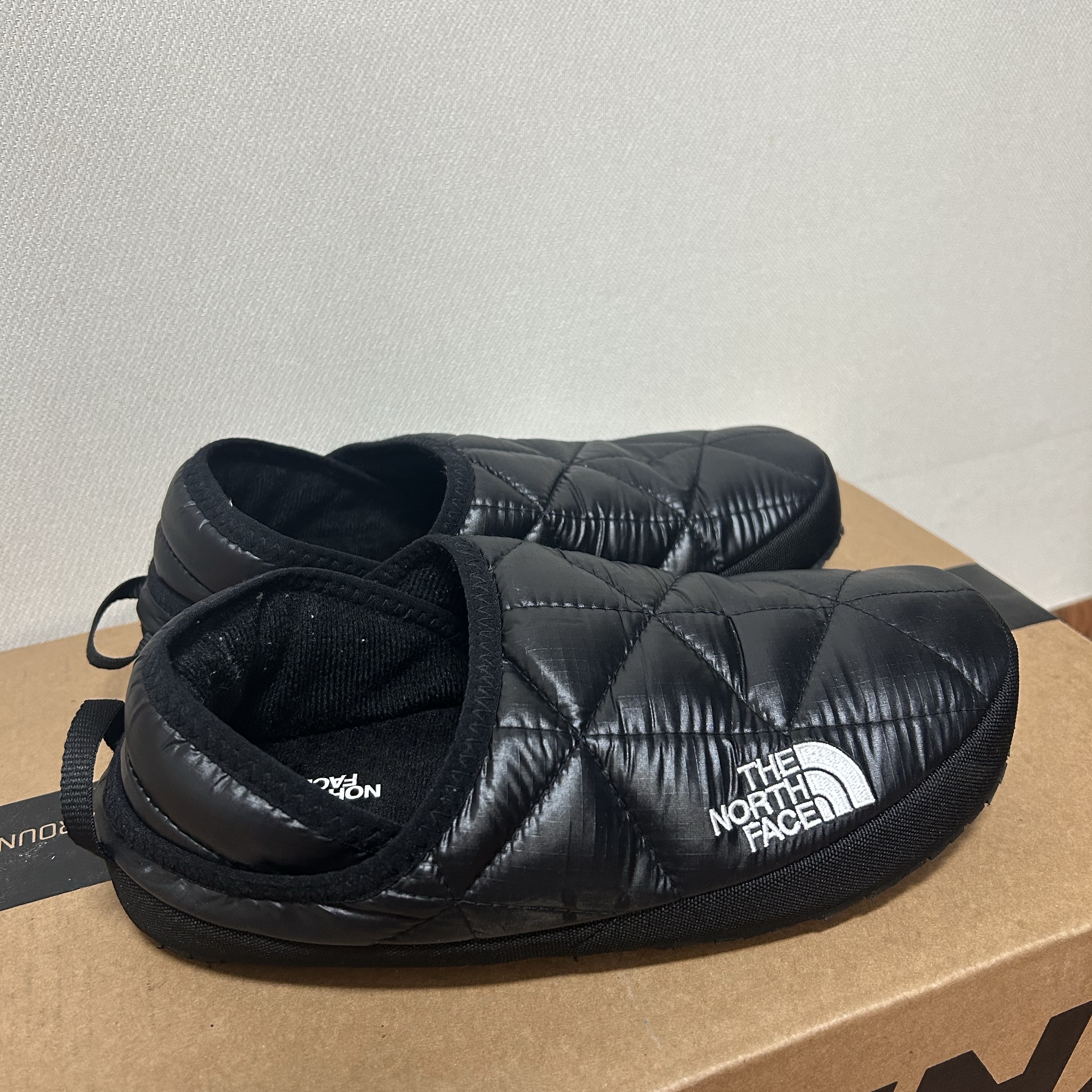 The North Face Nuptse Ex Mule Real Black 착용 스타일 - 3