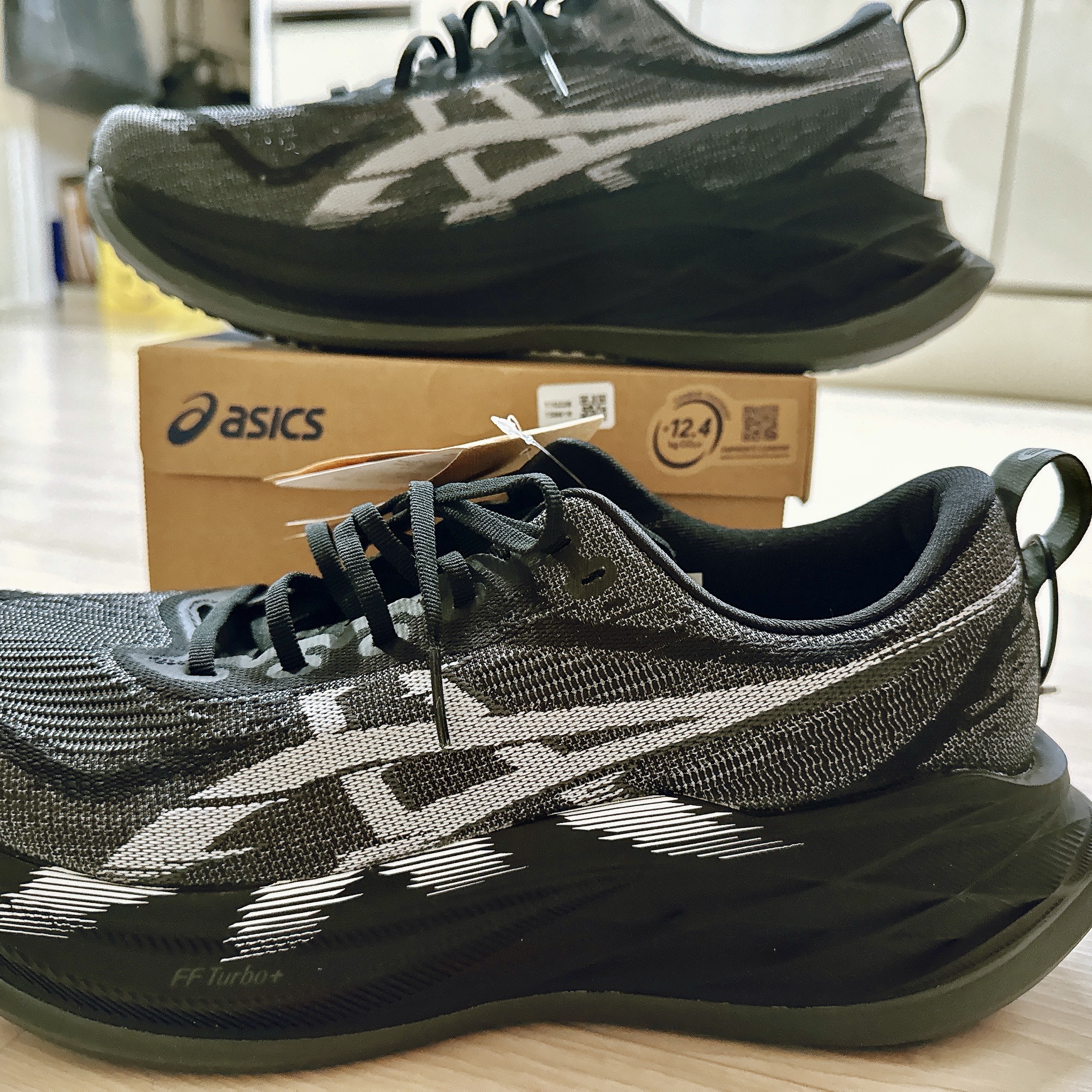 Asics Superblast 2 Black White 착용 스타일 - 2